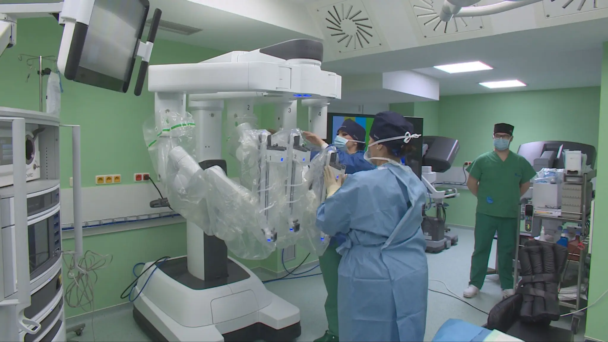 Robot pomáha lekárom pri operáciách