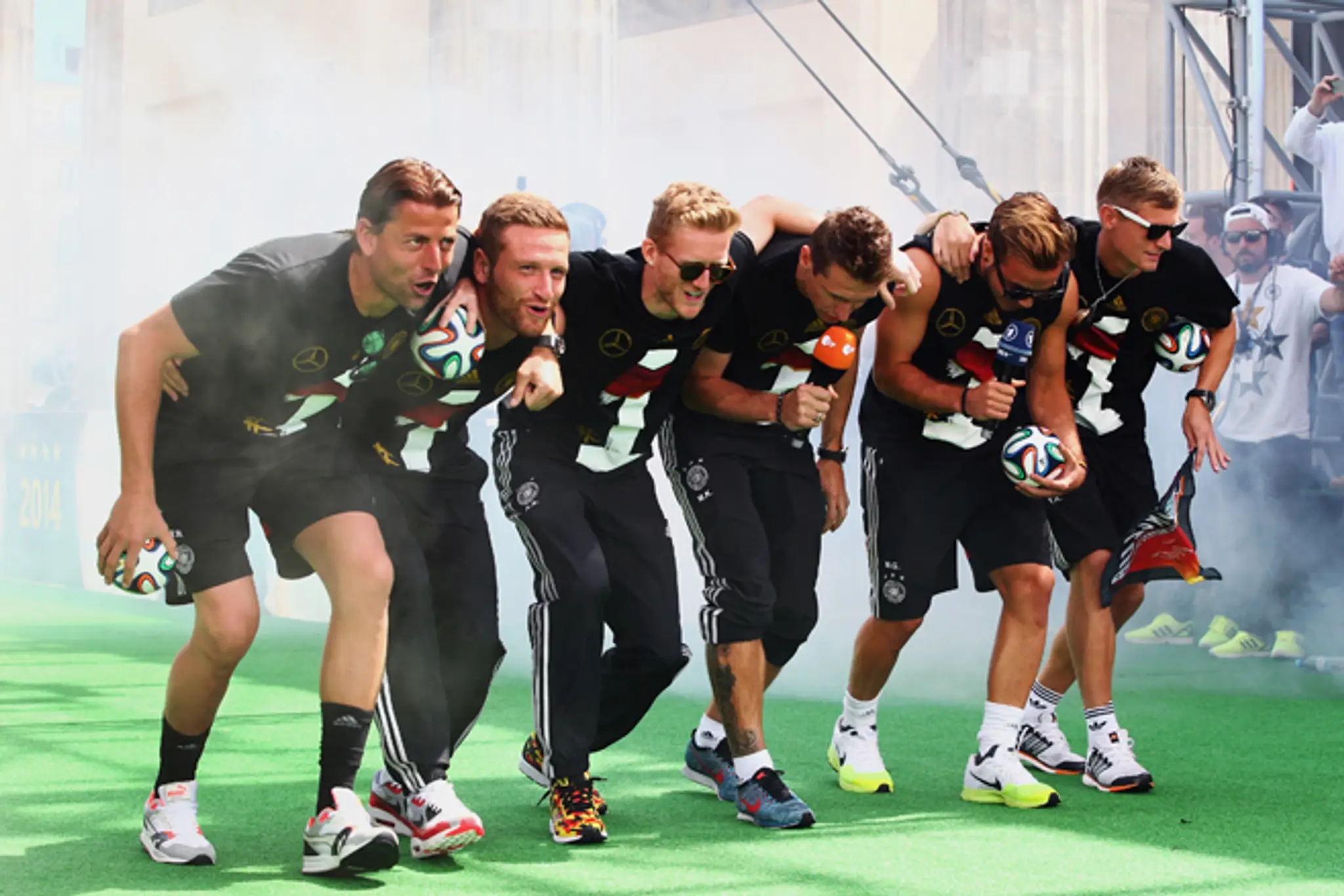 Roman Weidenfeller, Shkodran Mustafi, André Schürrle, Miroslav Klose, Mario Götze a Toni Kroos oslavuju titul MS.