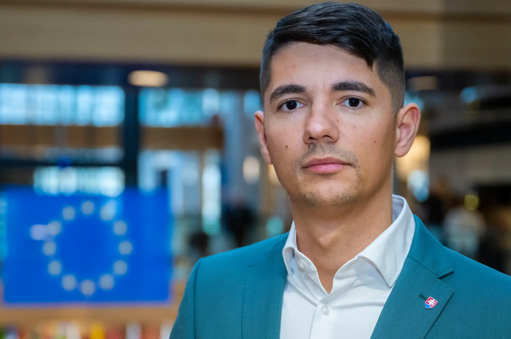 Na snímke europoslanec Erik Kaliňák pózuje v budove Európskeho parlamentu.