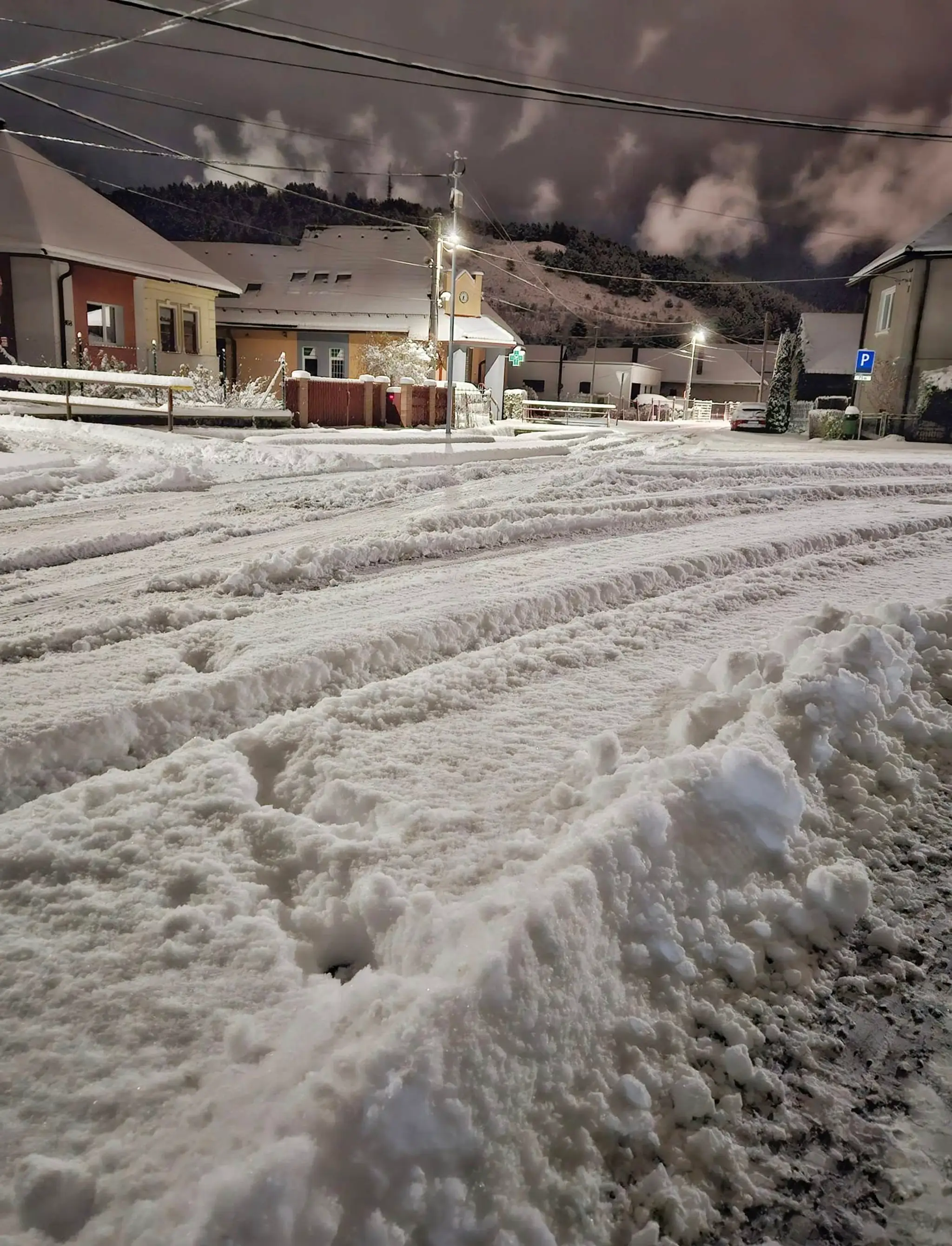 V Likavke v noci napadlo asi 18 centimetrov snehu.