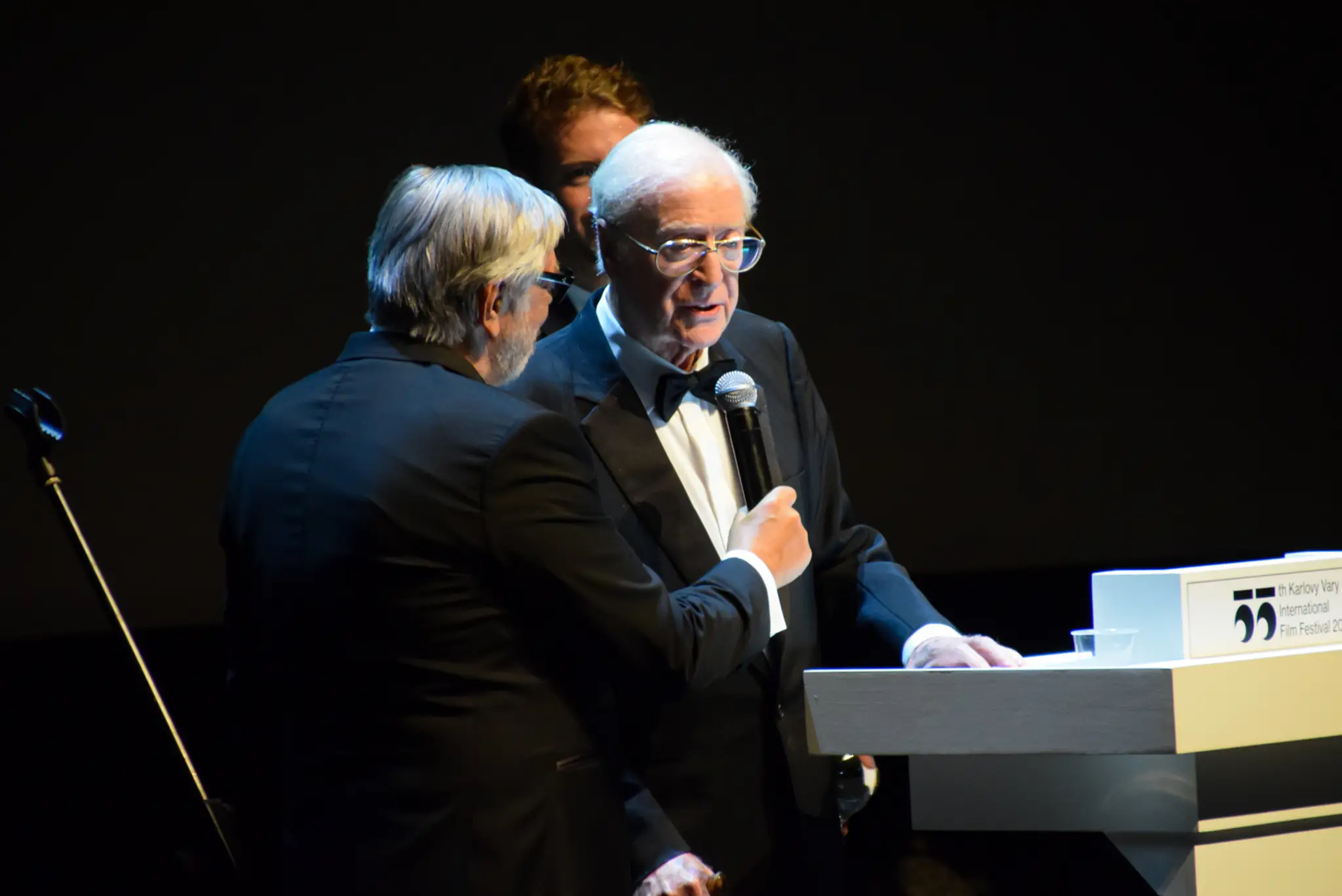 Sir Michael Caine si na 55. ročníku MFF KV prevzal Krištáľový glóbus za mimoriadny umelecký prínos do svetovej kinematografie