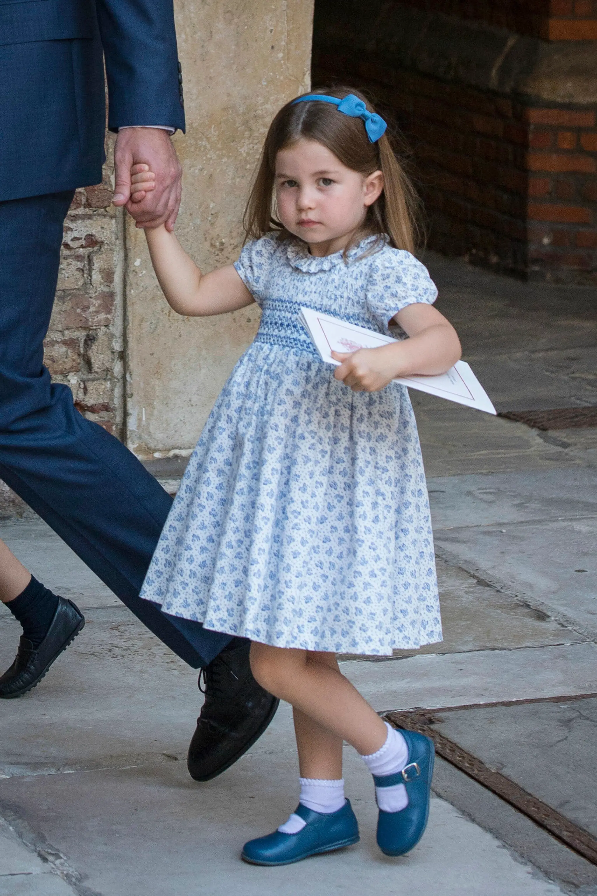 Na archívnej snímke z 23. apríla 2018 britský princ William prichádza s princom Georgeom a princeznou Charlotte do nemocnice v L