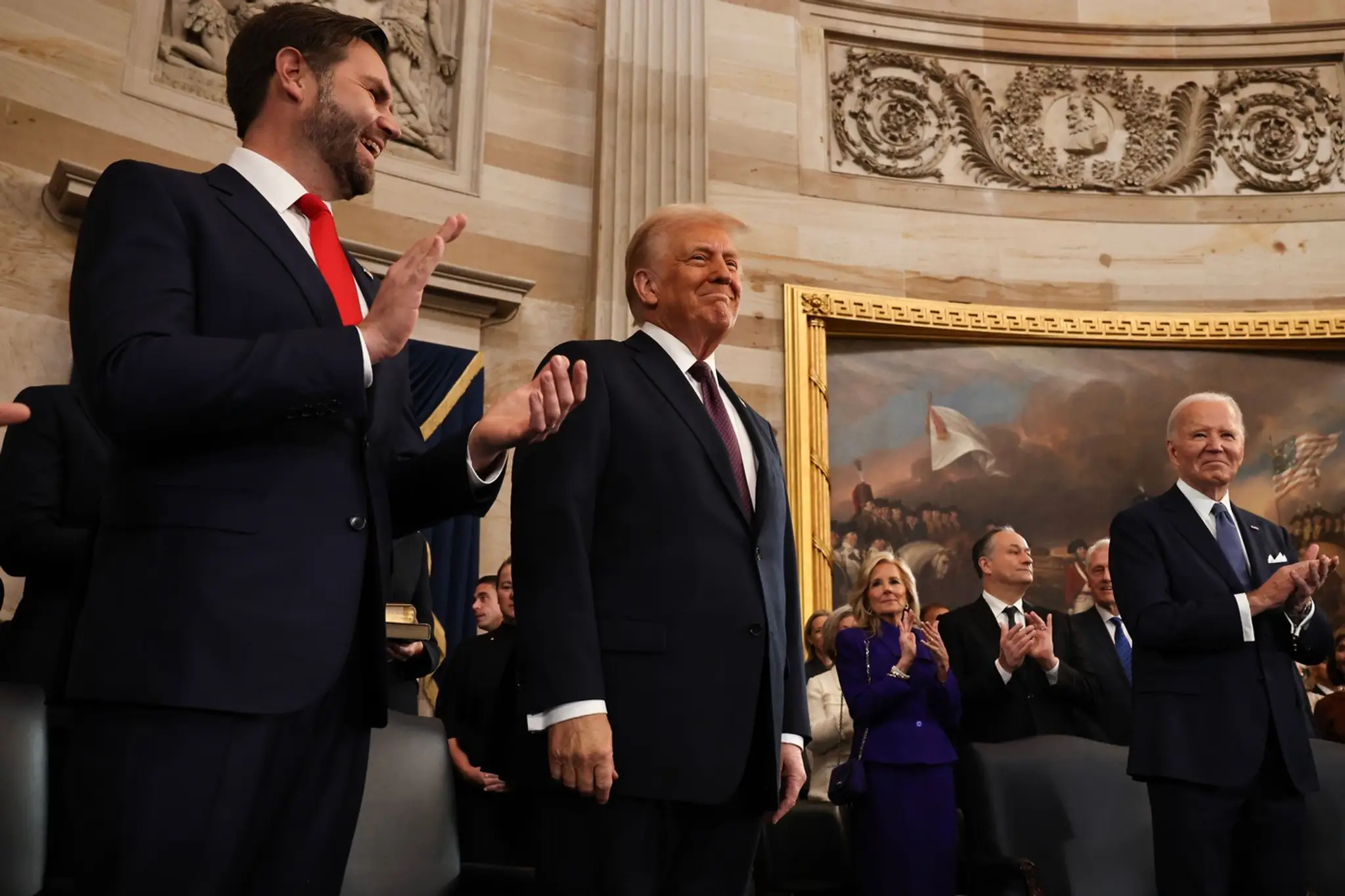 Novozvolený prezident USA Donald Trump prichádza na inauguračné obrady v sprievode novozvoleného viceprezidenta USA, bývalého senátora J.D. Vancea (R-OH) a prezidenta USA Joea Bidena.