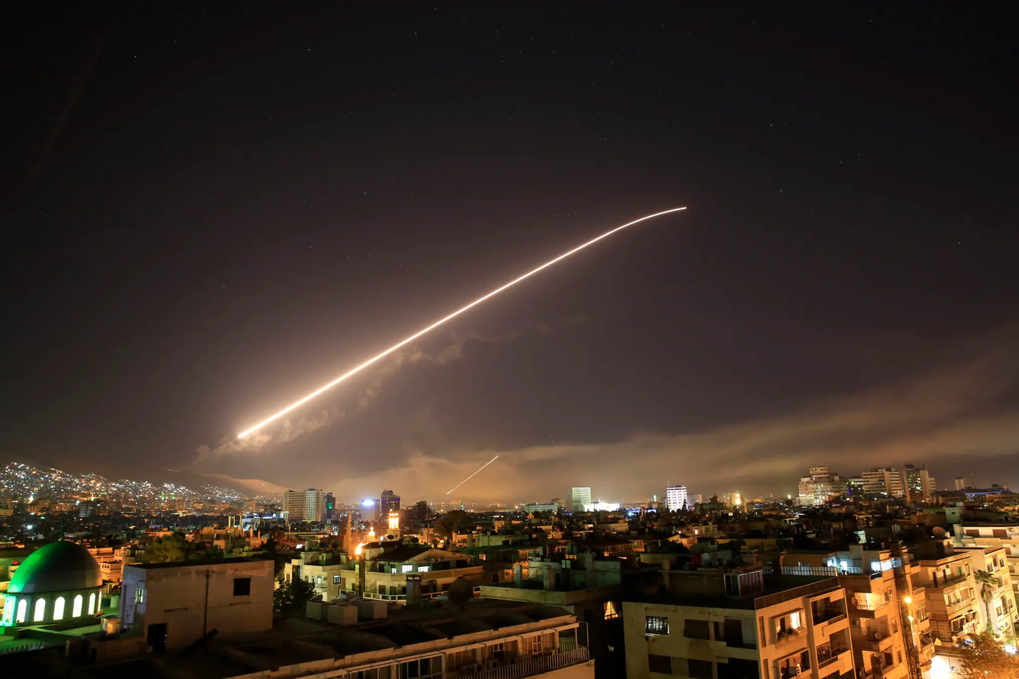 Oblohu nad Damaskom ožiarili americké rakety.