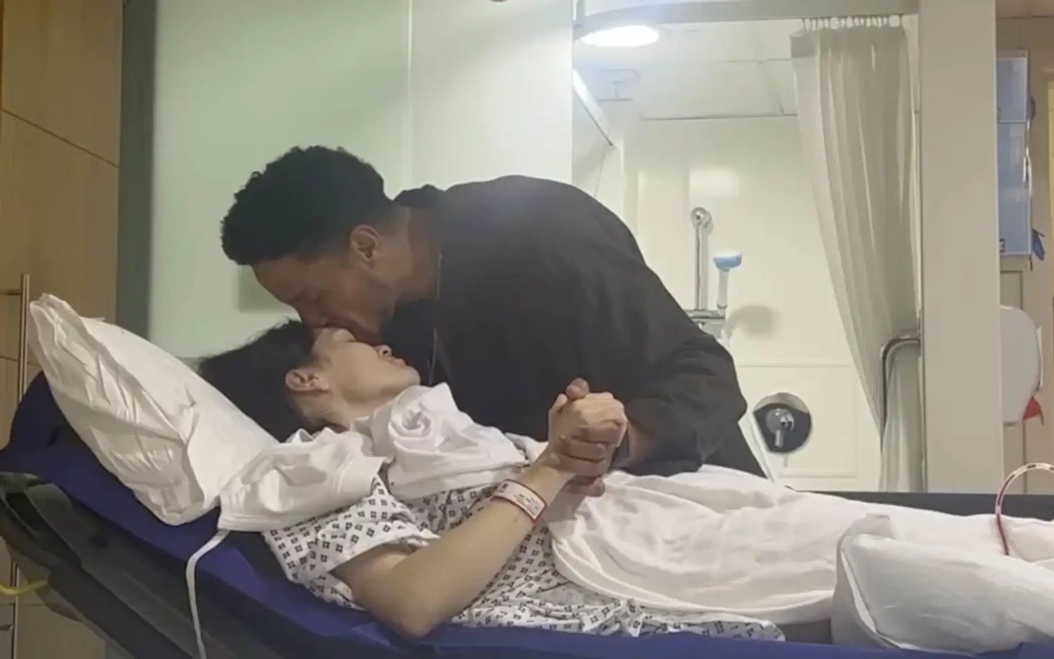 Jessie J museli náhle hospitalizovať.