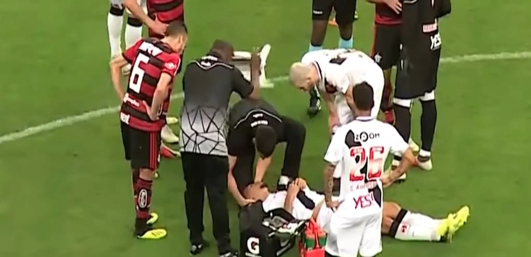 Zranený hráč Bruno Silva.