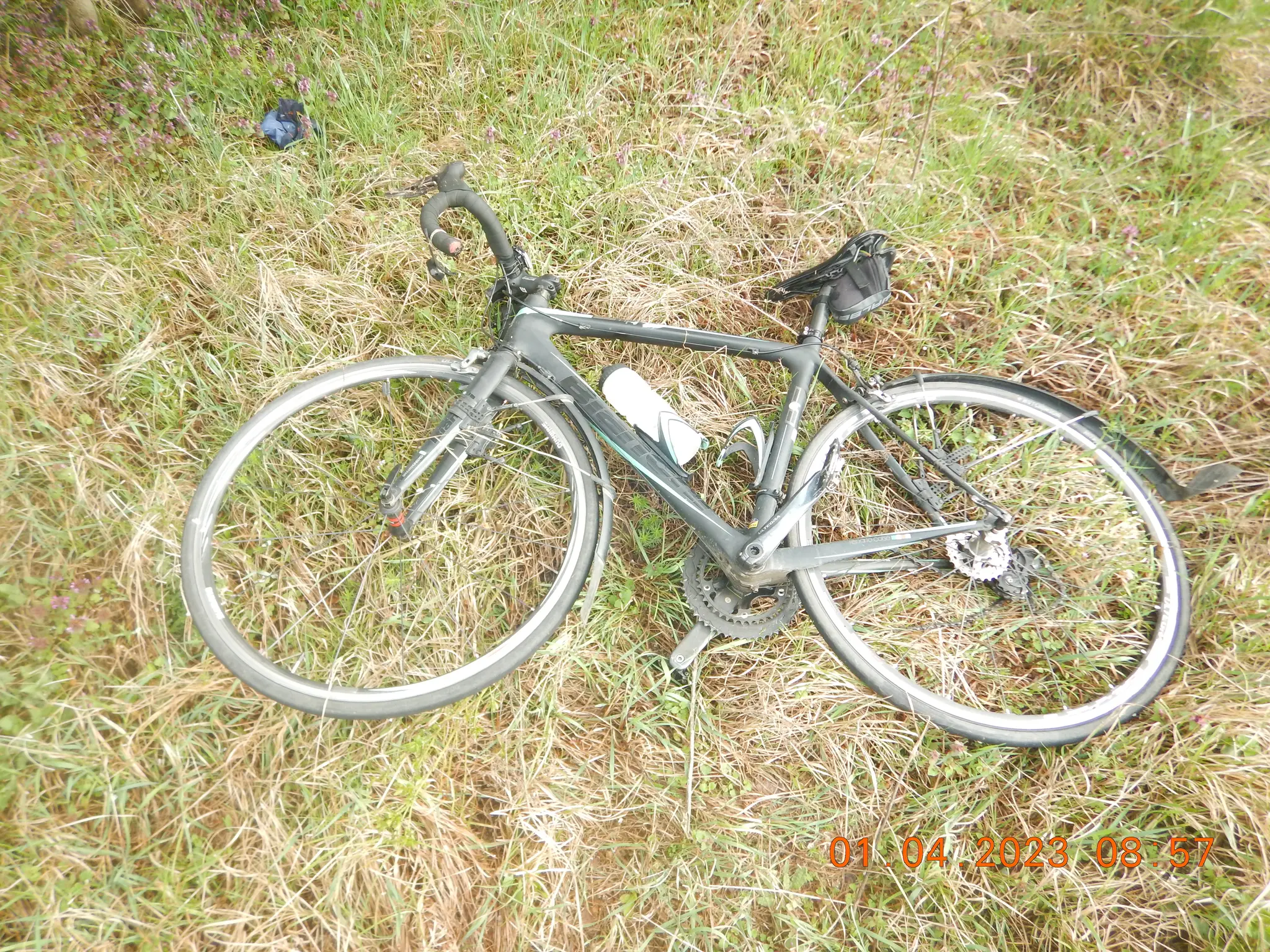 Vodič neposkytol cyklistke prvú pomoc.