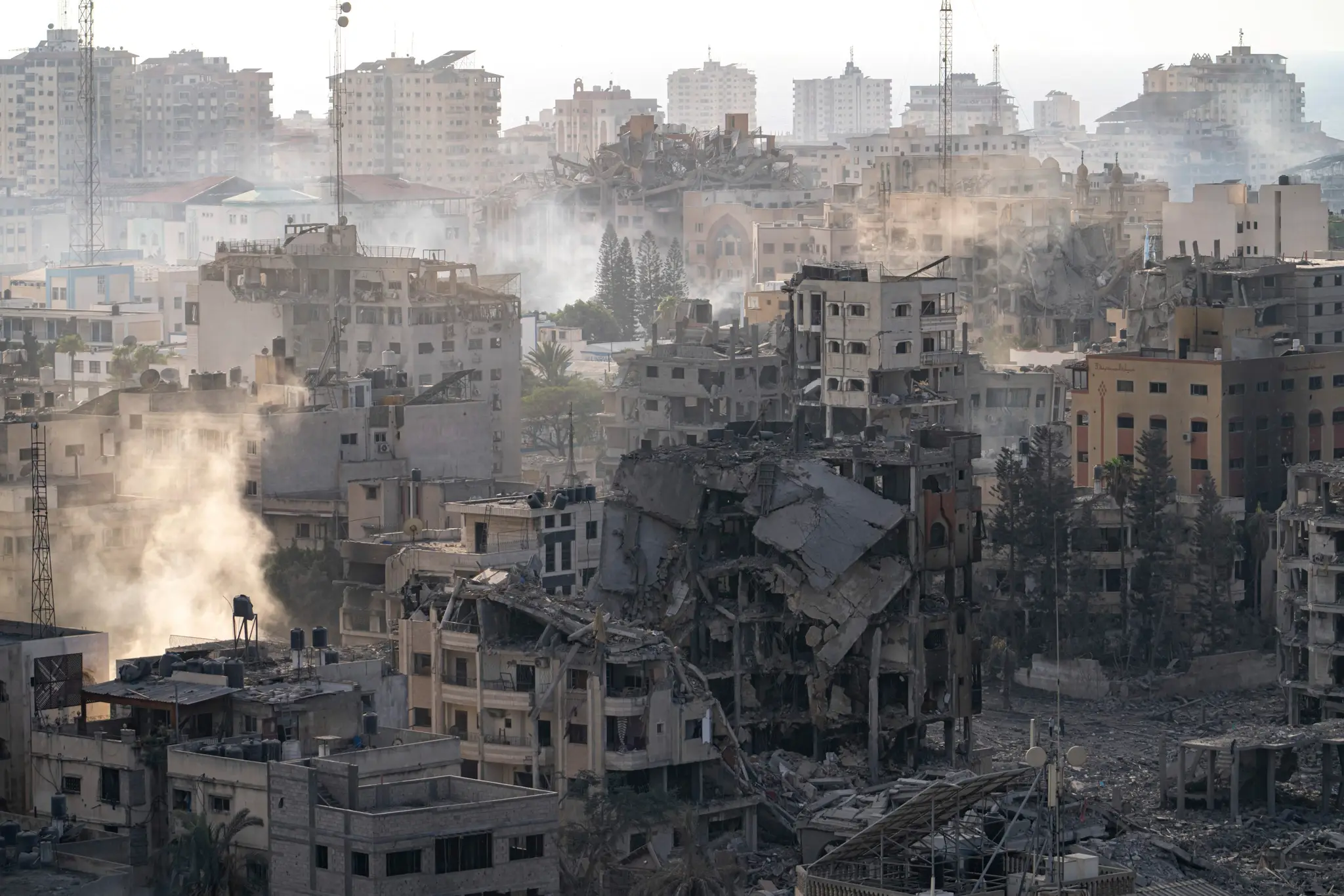 Zničené budovy po izraelskom leteckom bombardovaní v meste Gaza.