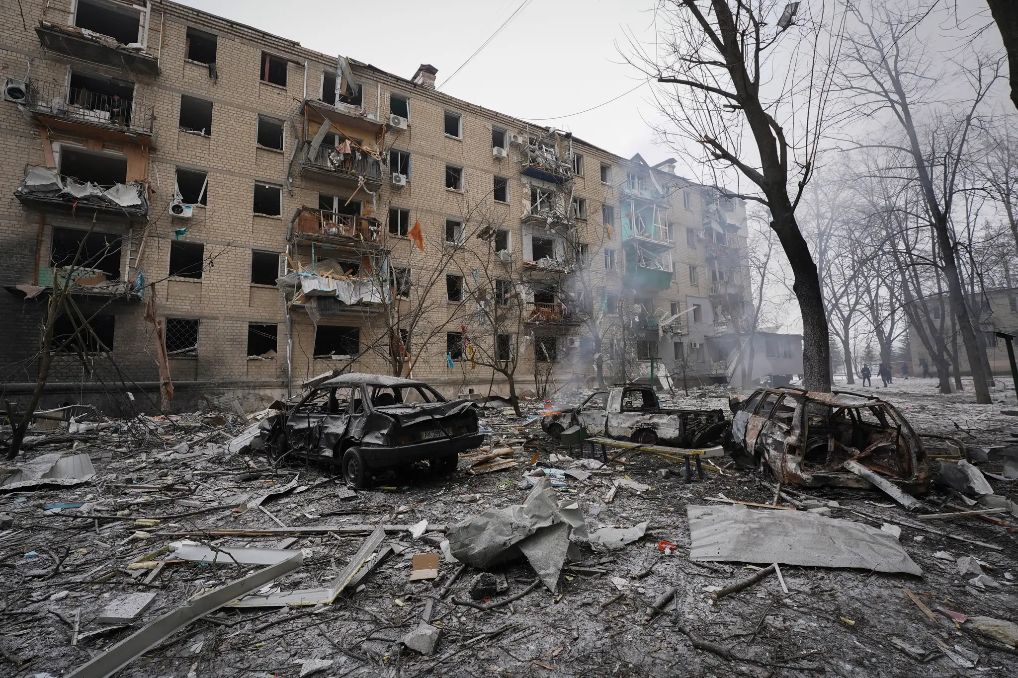 Materiálne škody v obytnej štvrti po ruskom raketovom útoku na ukrajinské mesto Charkov.