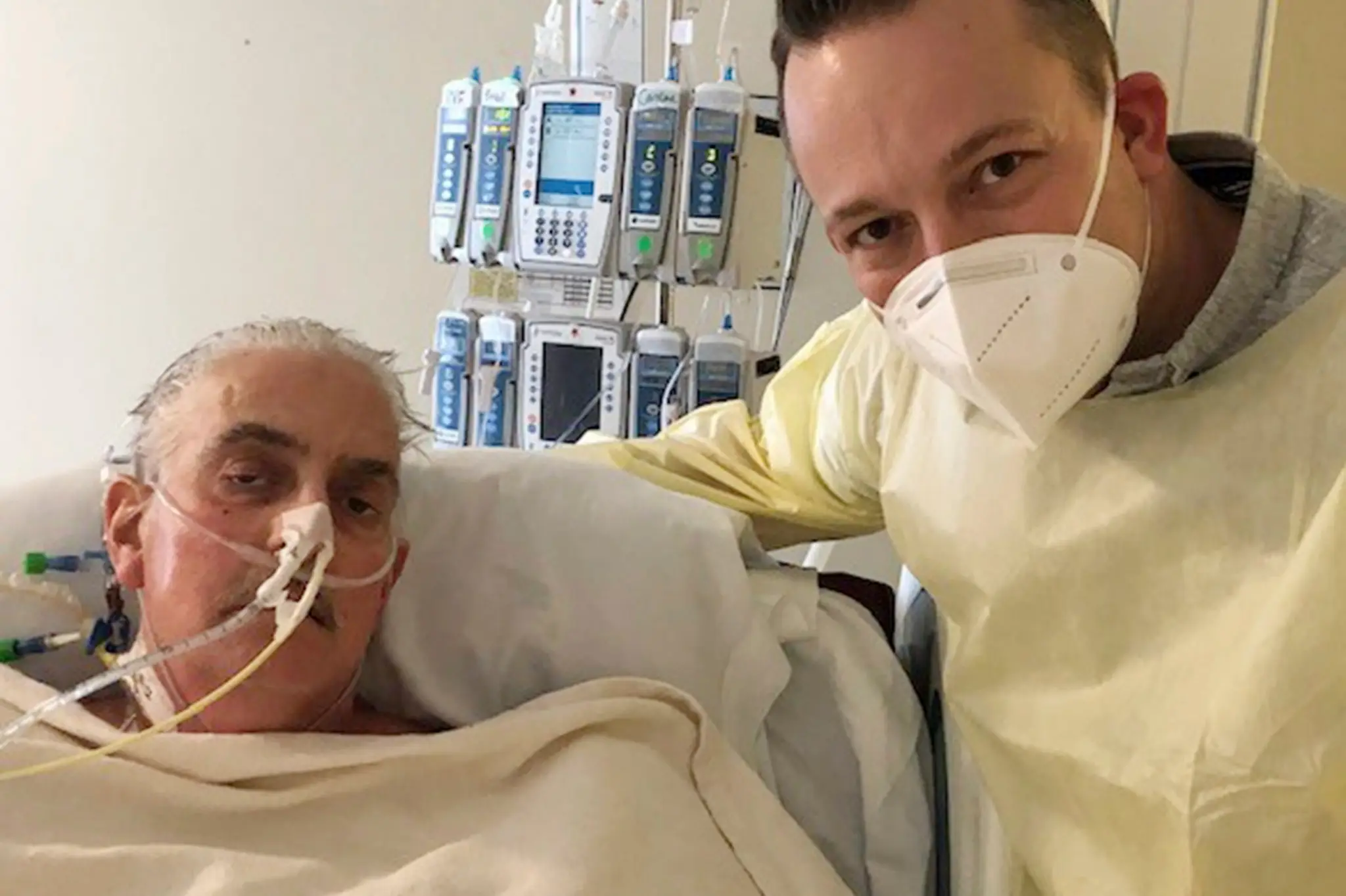 Na archívnej snímke z 13. januára 2021 pacient David Bennett (vľavo), ktorému transplantovali srdce z geneticky modifikovaného prasaťa, a jeho syn David Bennett Jr..