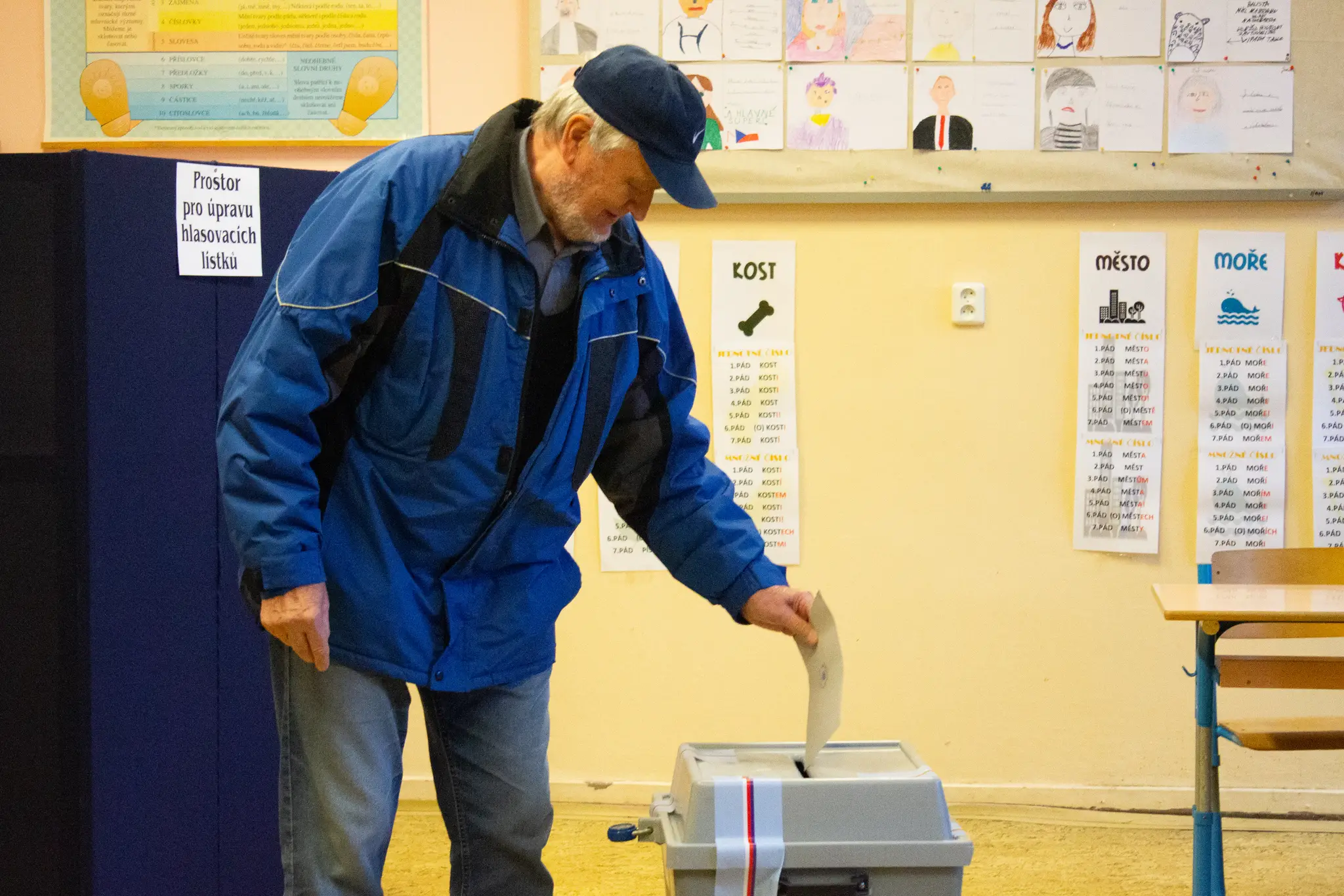 Volič vkladá obálku s hlasovacím lístkom do volebnej schránky v druhom kole českých prezidentských volieb vo volebnej miestnosti v Prahe
