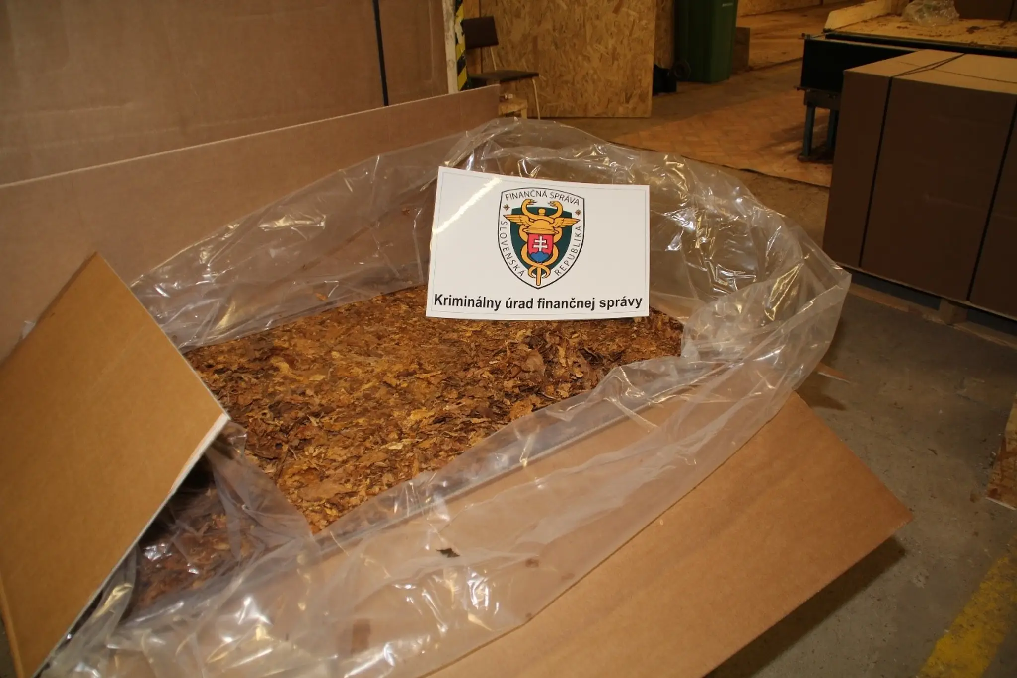 Pri Nitre odhalili výrobňu cigariet, ktorá sa tvárila ako stolárska dielňa.