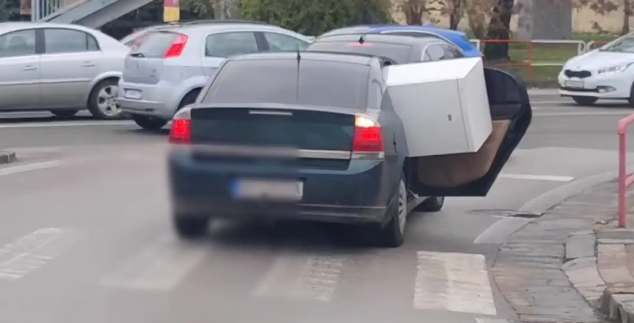 Kreatívny prevoz chladničky.