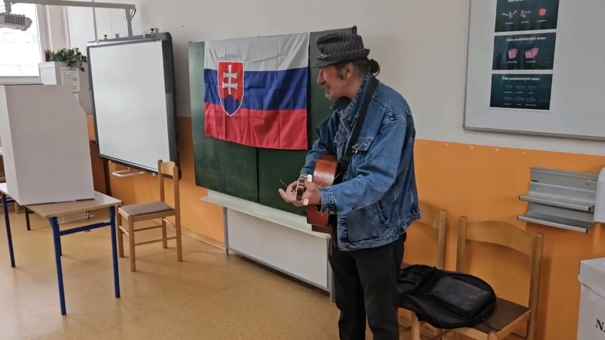 Pouličný umelec Milan zahral volebnej komisii v Prešove.