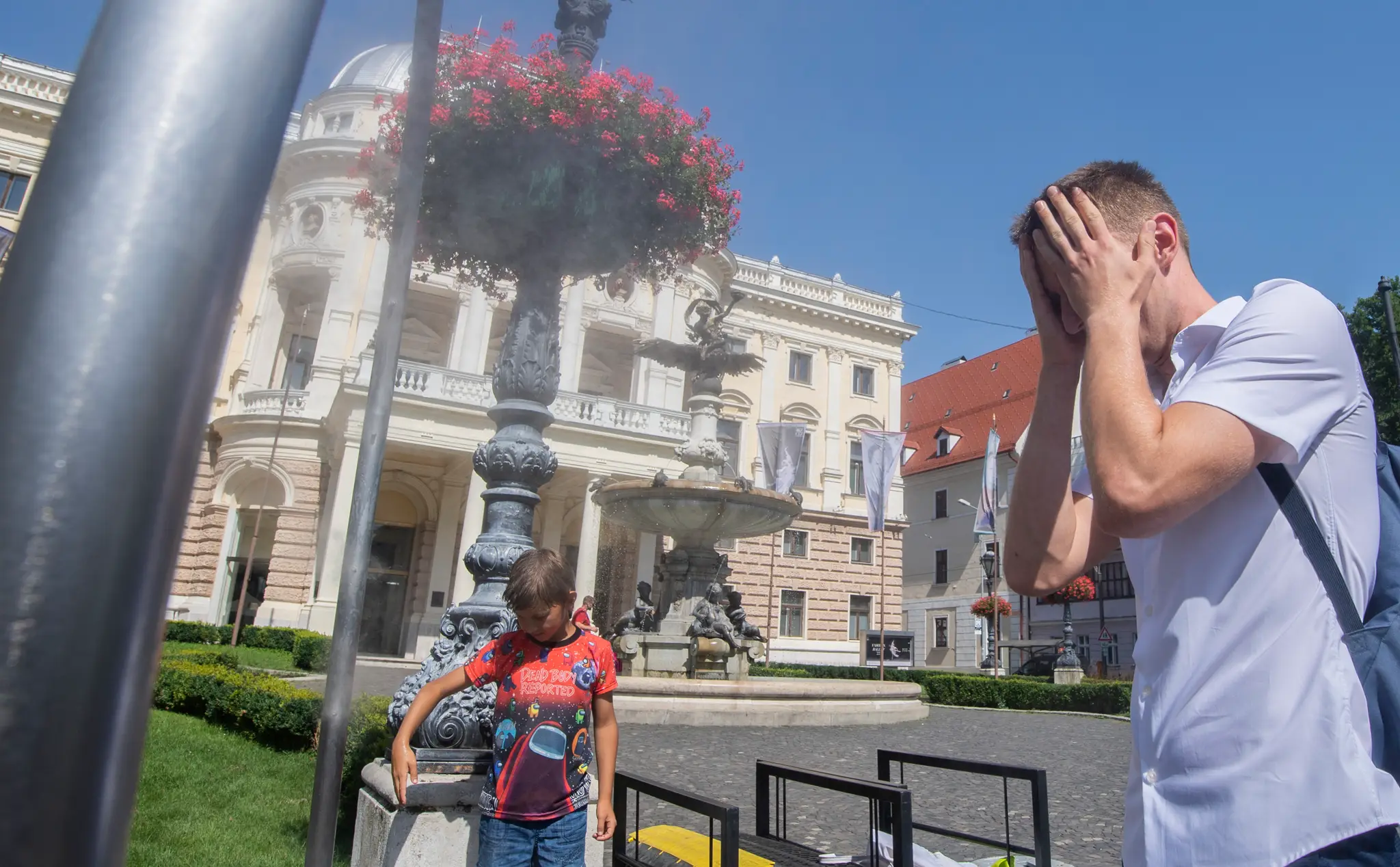 Na snímke osviežovač na Hviezdoslavovom námestí počas horúceho dňa.