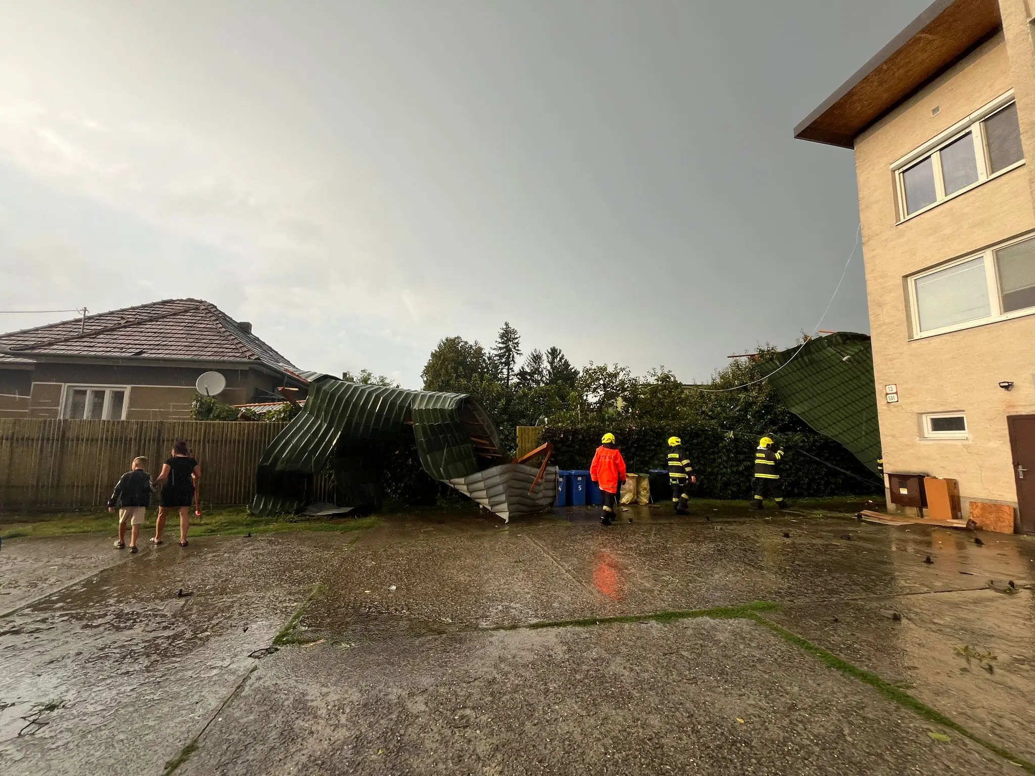 Následky búrky v Hlohovci.