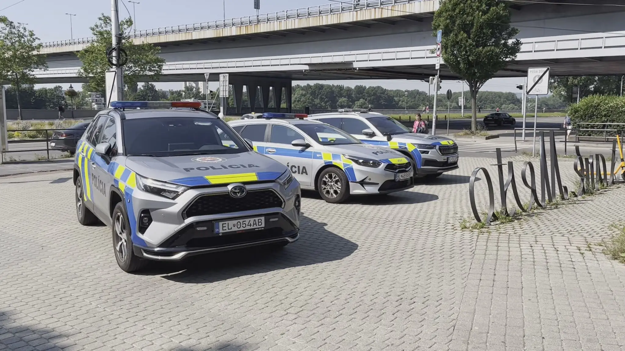 Policajné autá pri Moste SNP