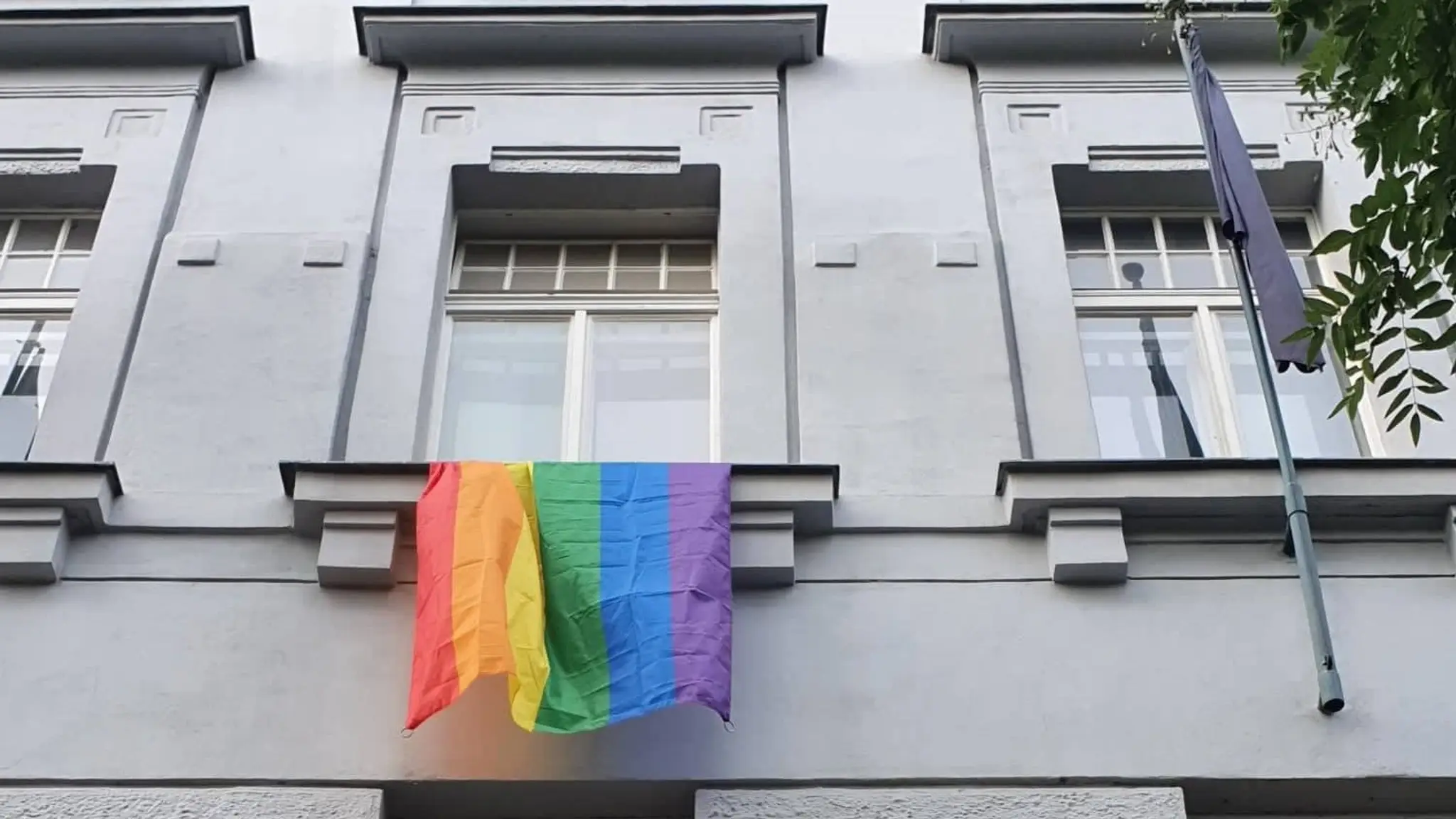 Dúhová a čierna vlajka na budove filozofickej fakulty UK v Bratislave vyvesené na počesť zosnulého študenta