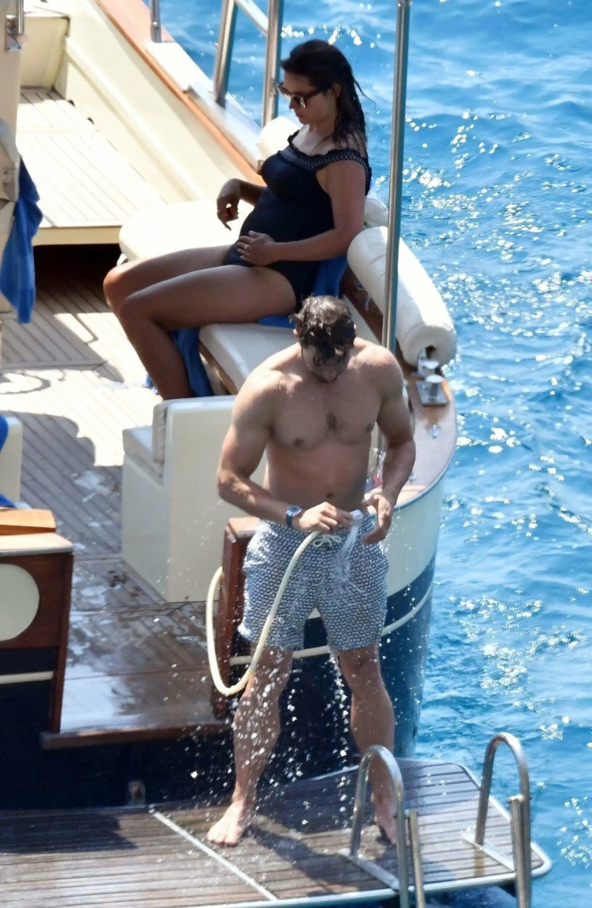 Jamie Dornan na lodi smanželkou Ameliou Warner.