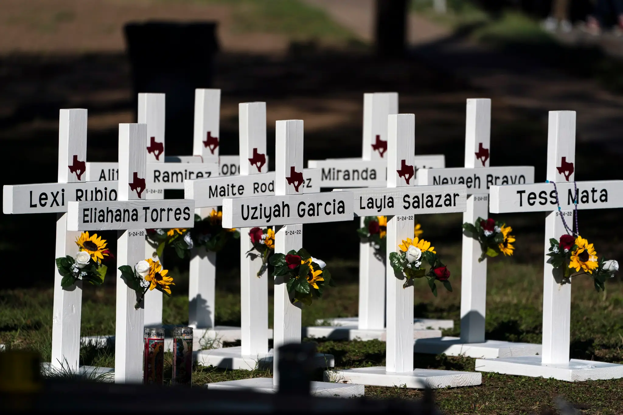 Na snímke kríže s menami obetí streľby na škole v meste Uvalde v americkom štáte Texas.