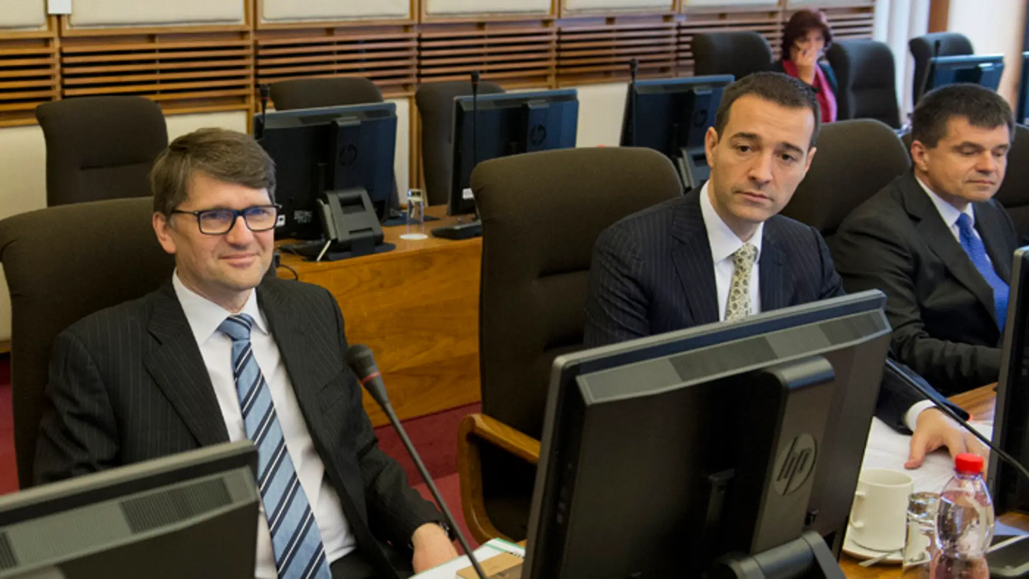 Ministri Marek Maďarič, Tomáš Drucker a Peter Plavčan na rokovaní vlády, ktoré po operácii viedol premiér Robert Fico.