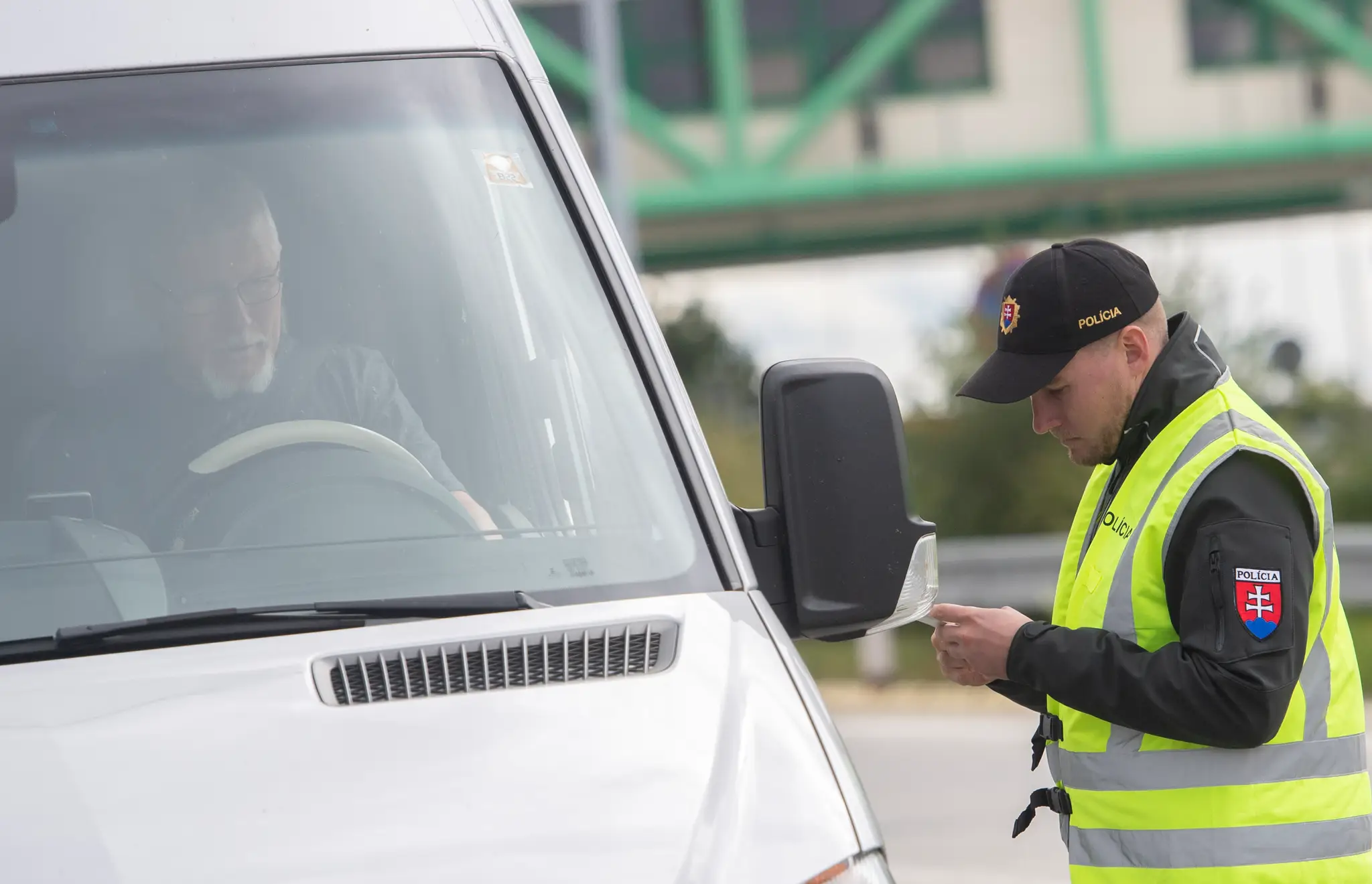 Policajná kontrola na diaľničnom hraničnom priechode Bratislava – Čunovo a Rajka medzi Slovenskom a Maďarskom.