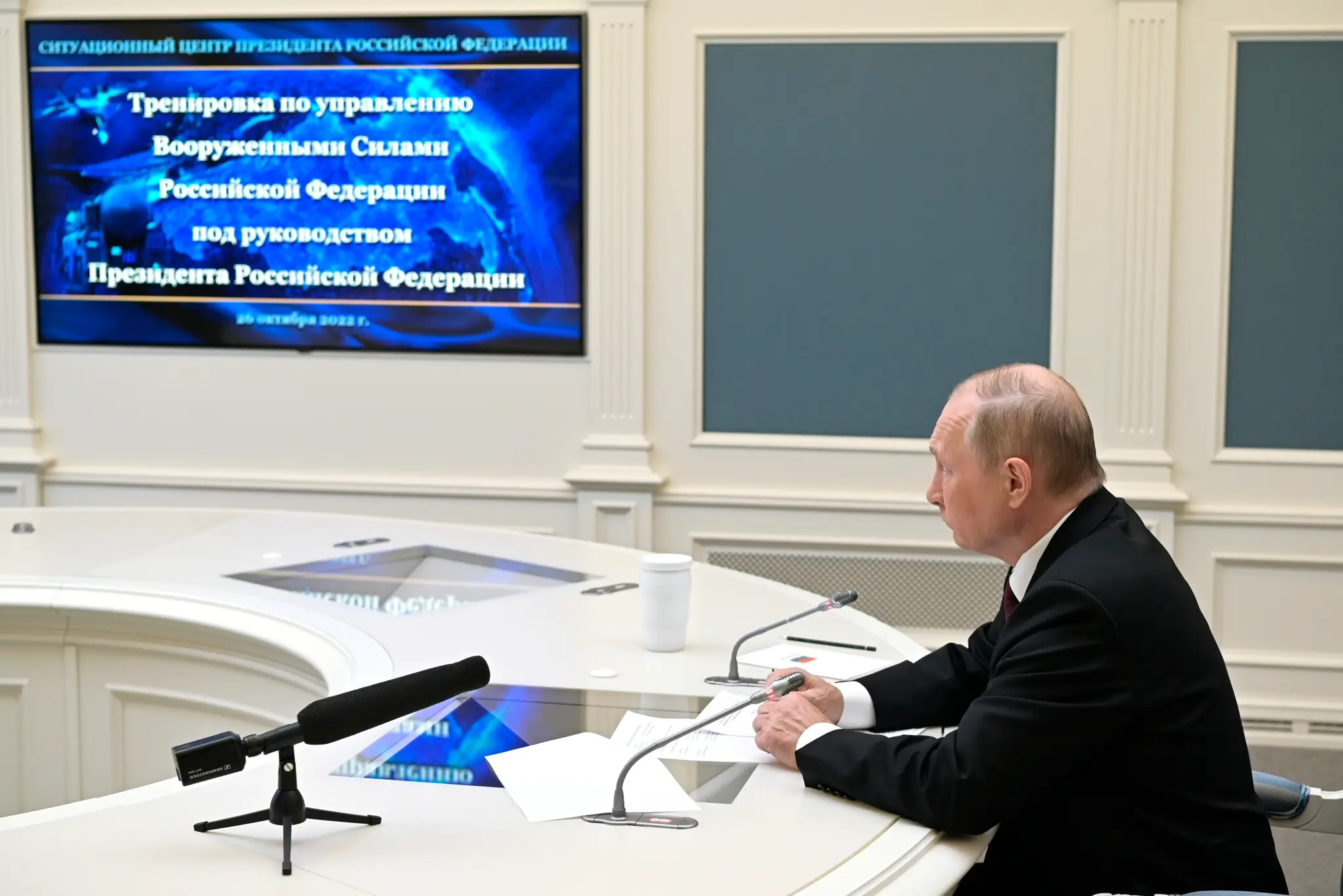 Ruský prezident Vladimir Putin sleduje prostredníctvom videokonferencie vojenské cvičenie strategických jadrových síl.