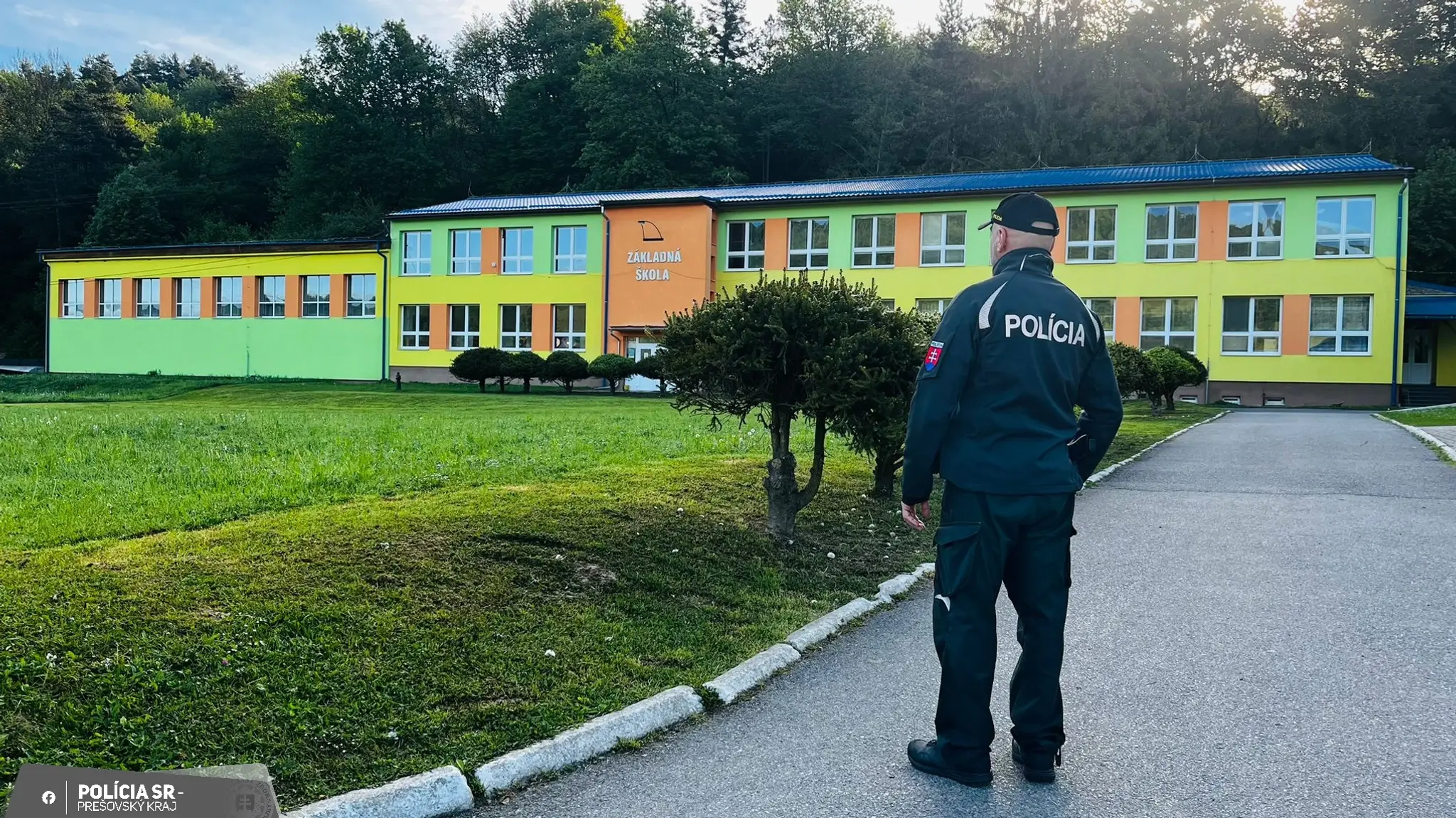 Školy strážia po výhražných e-mailoch policajti.
