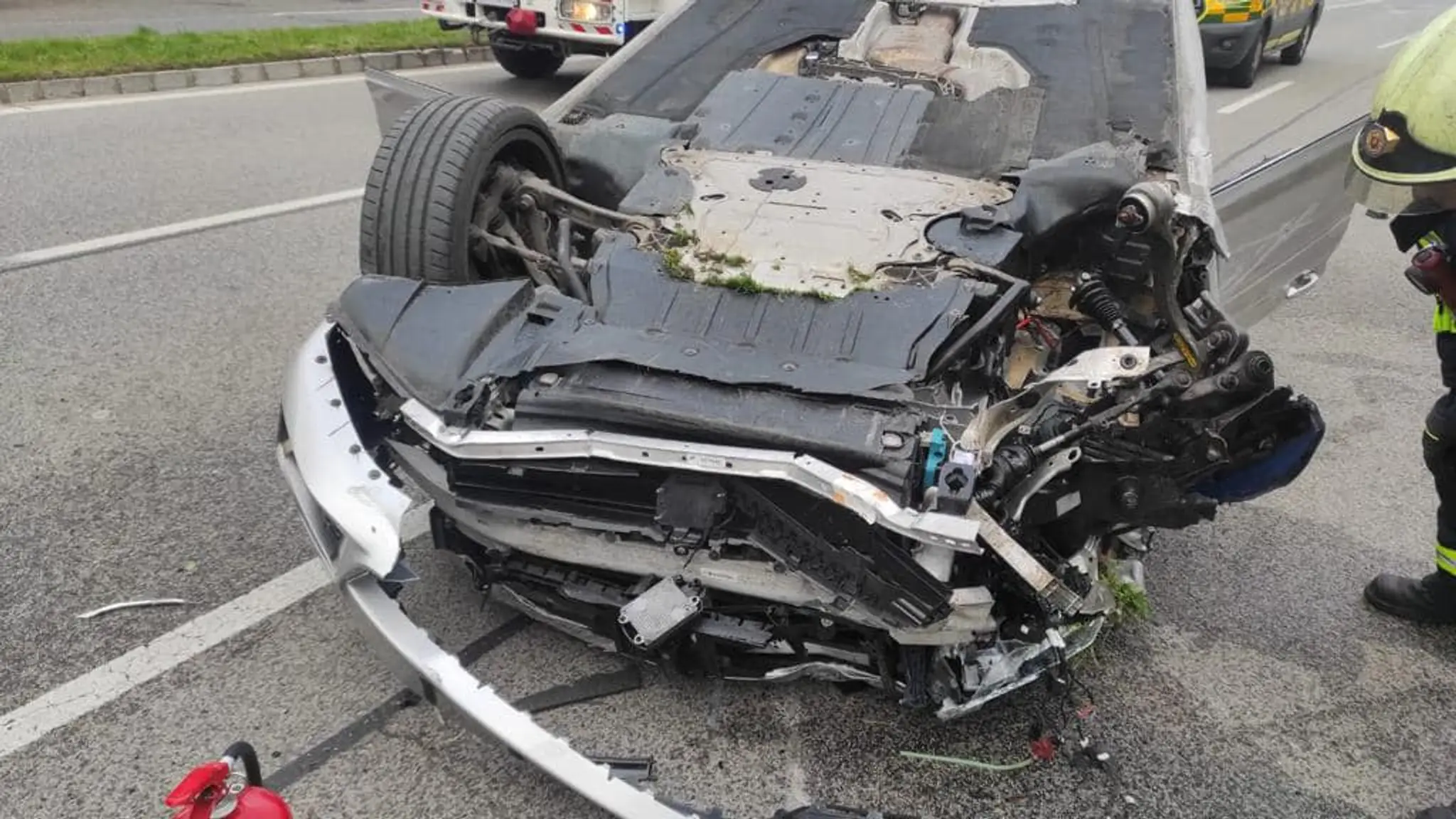 Auto skončilo na streche.