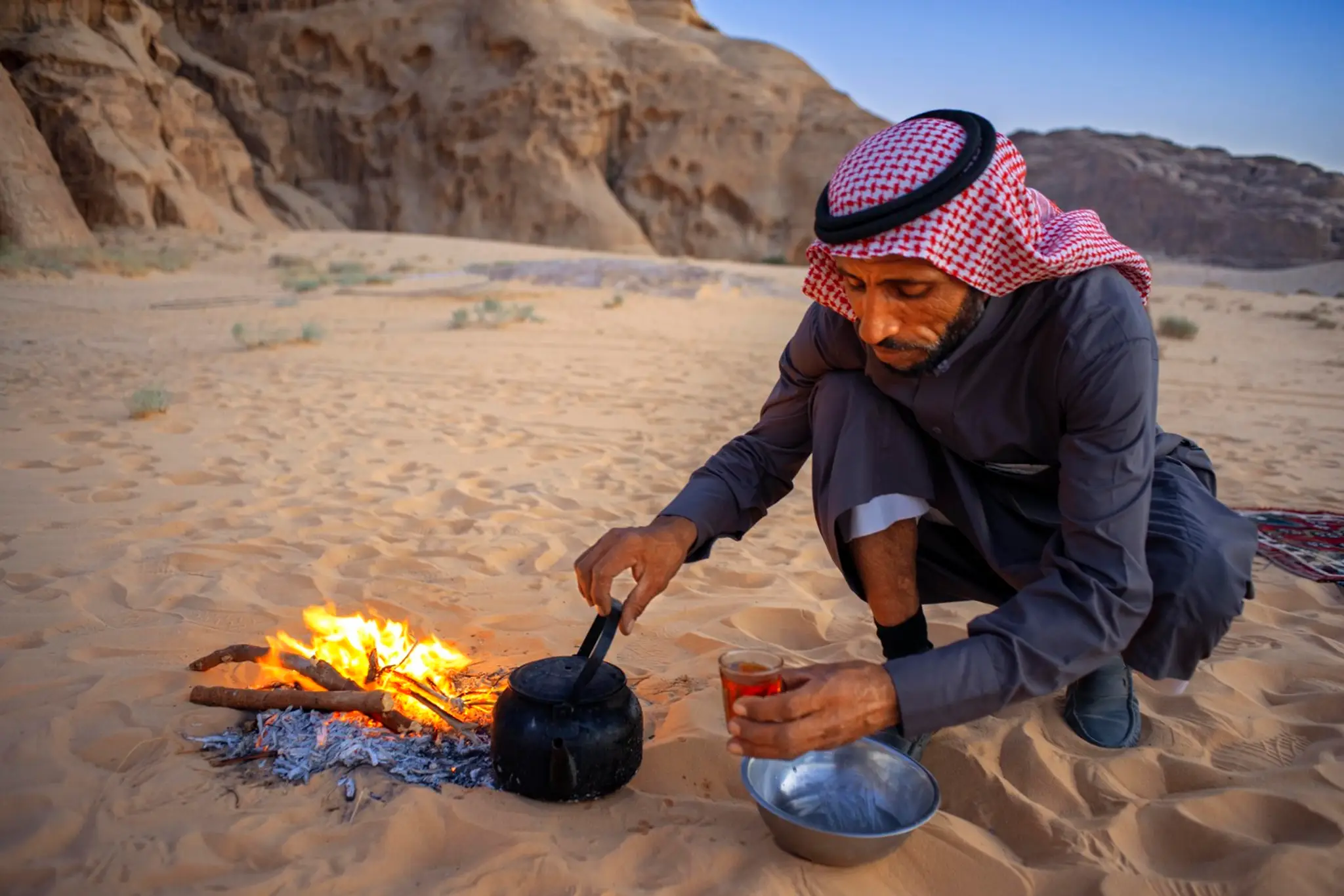 Beduín varí čaj na otvorenom ohni v púšti Wadi Rum v Jordánsku.