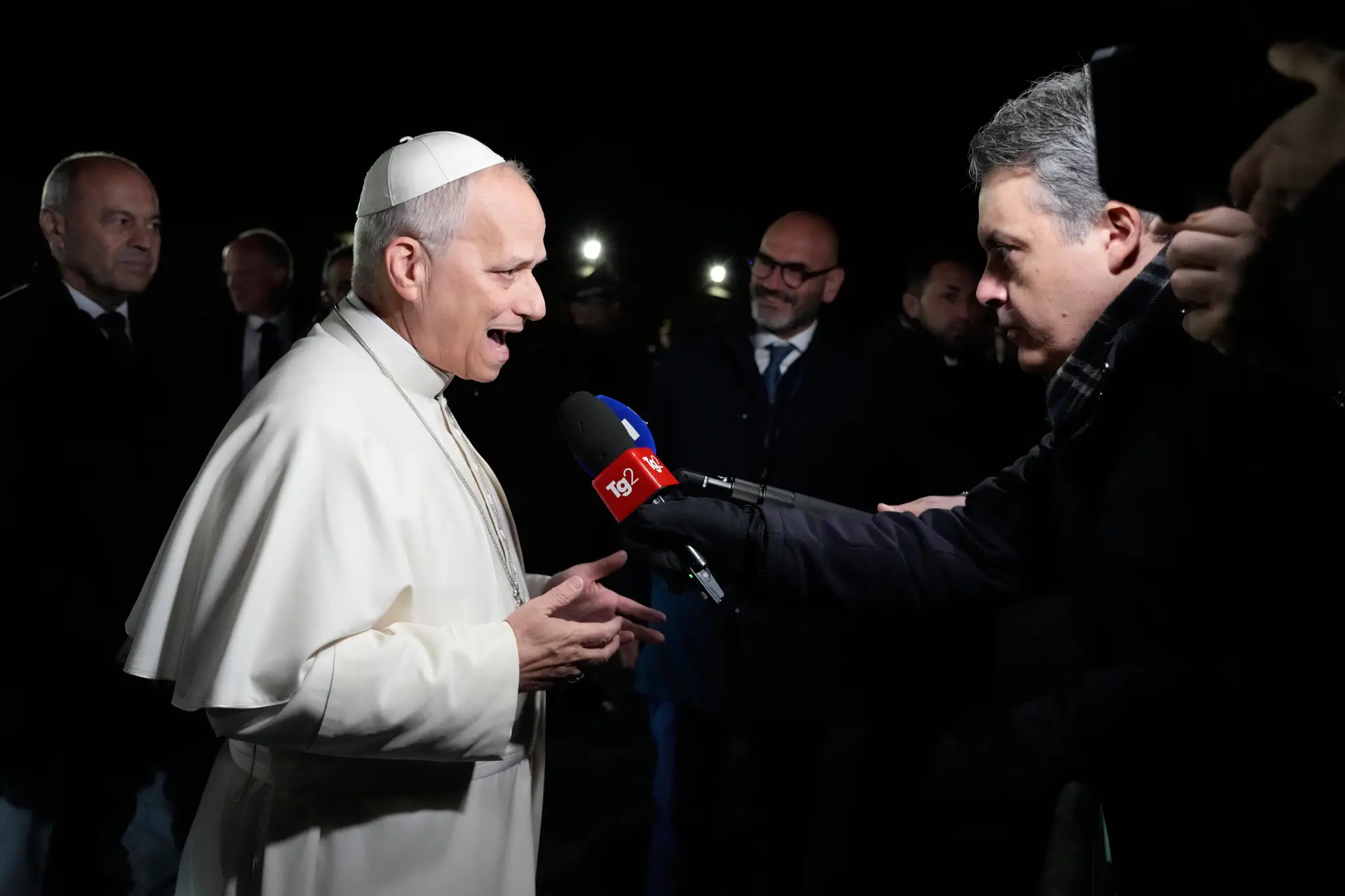 Na snímke pápež Lev XIV. odpovedá na otázky novinárov pri jeho odchode zo svojho letného sídla v Castel Gandolfe a návrate do Vatikánu.