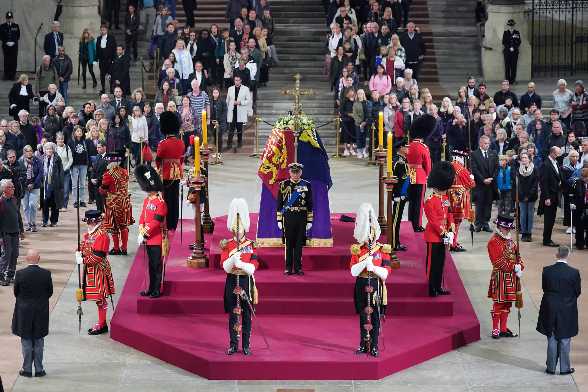Britský kráľ Karol III. (uprostred), princezná Anna (vľavo) a Edward (vpravo)
