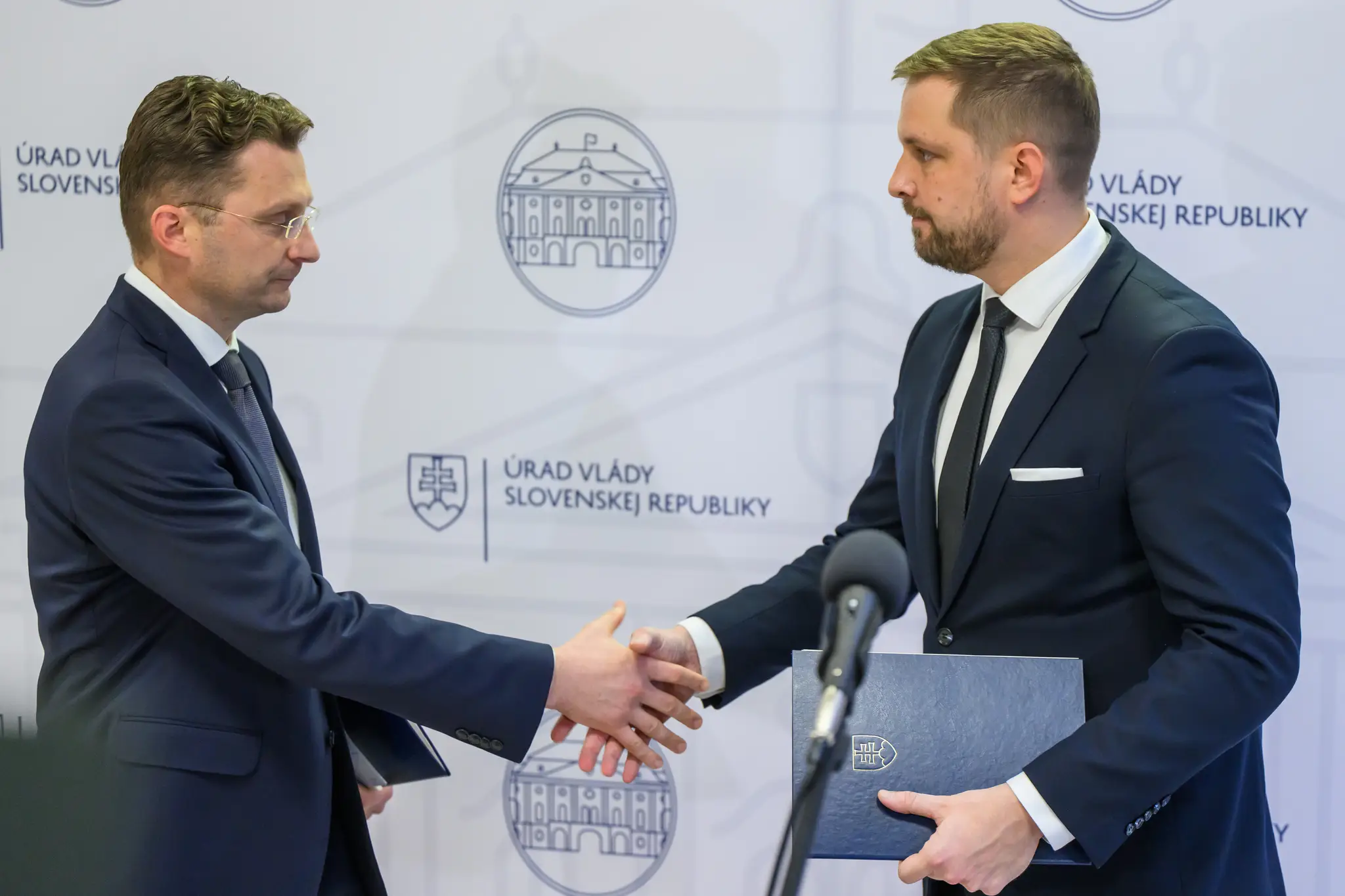 Na snímke sprava minister zdravotníctva SR Kamil Šaško (Hlas-SD) a predseda Lekárskeho odborového združenia (LOZ) Peter Visolajský