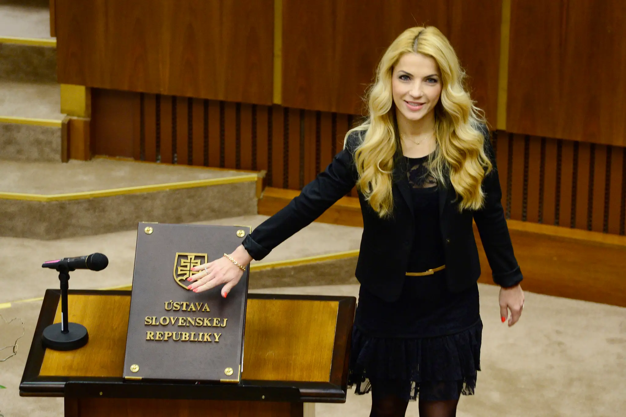 Martina Šimkovičová skladá poslanecký sľub.