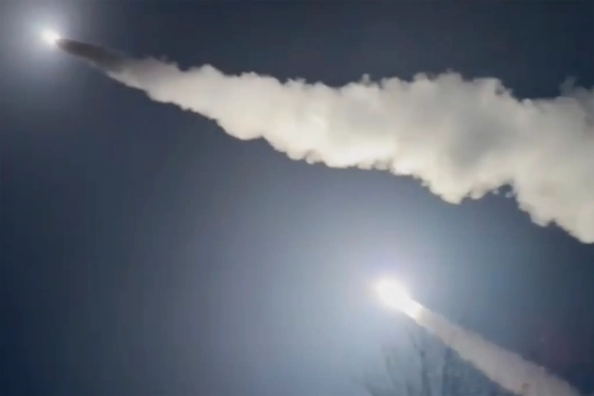 Na snímke z videa zverejnenej kanálom Telegram, ktorý je spojený s ukrajinskou armádou americké rakety ATACMS.