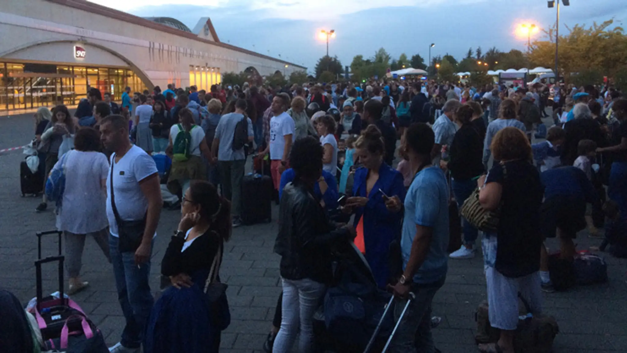 Evakuovali vlakovú stanicu pri Disneylande.