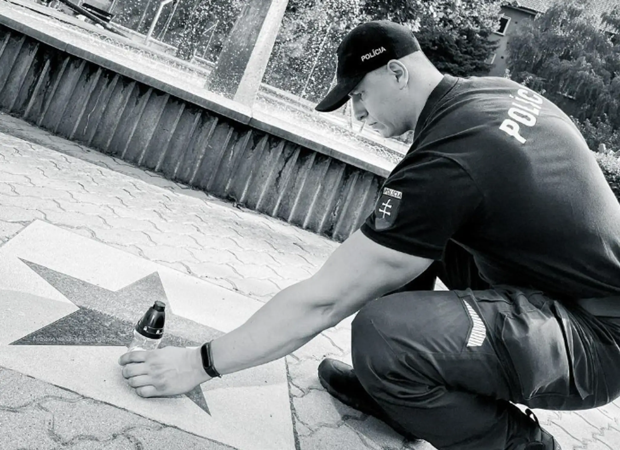 Bratislavský policajt pálil sviečku pri Fontáne pre Zuzanu na počesť zosnulého Vaša Patejdla.