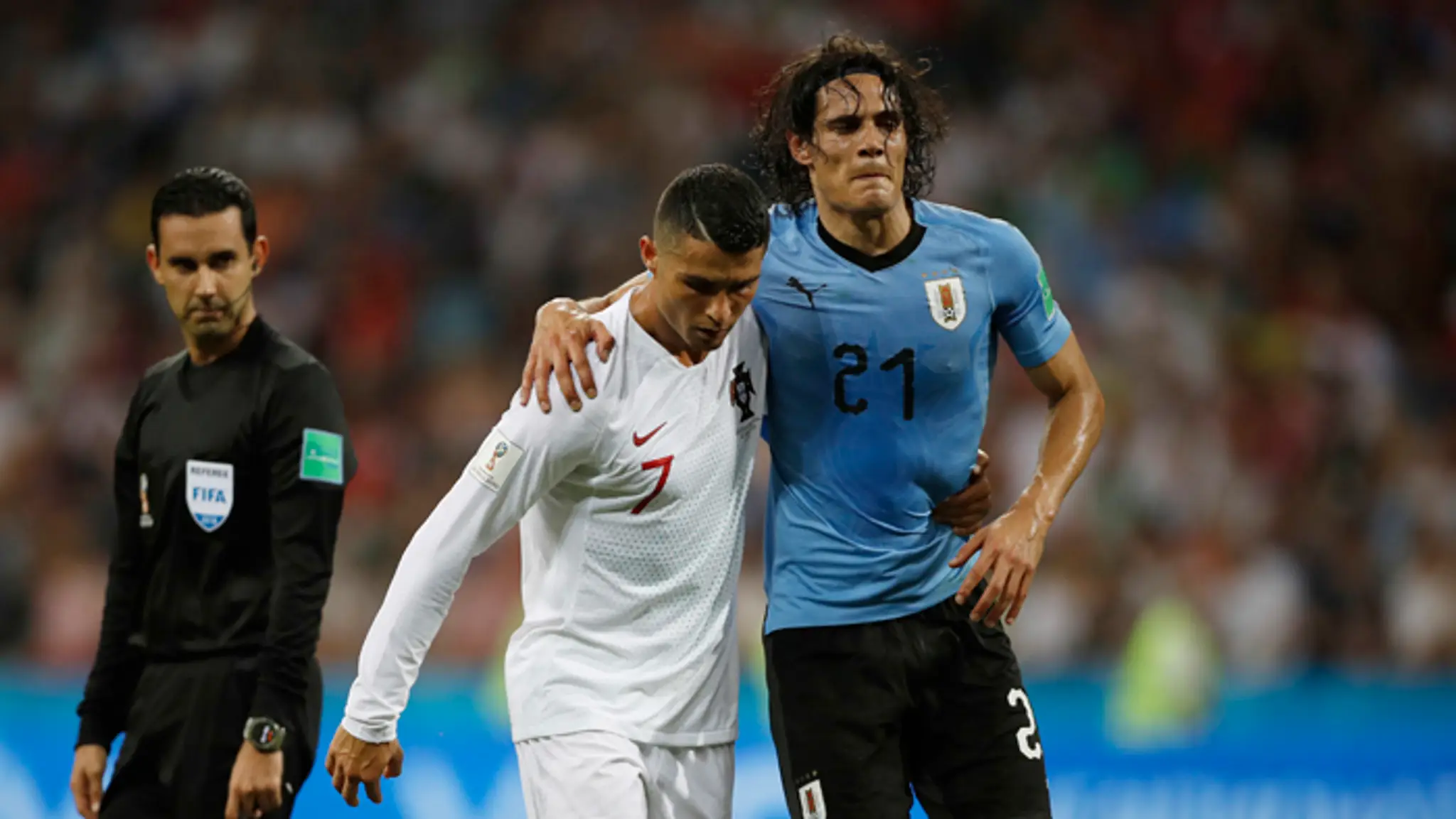 Ronaldo pomáha odísť z ihriska zranenému Cavanimu.