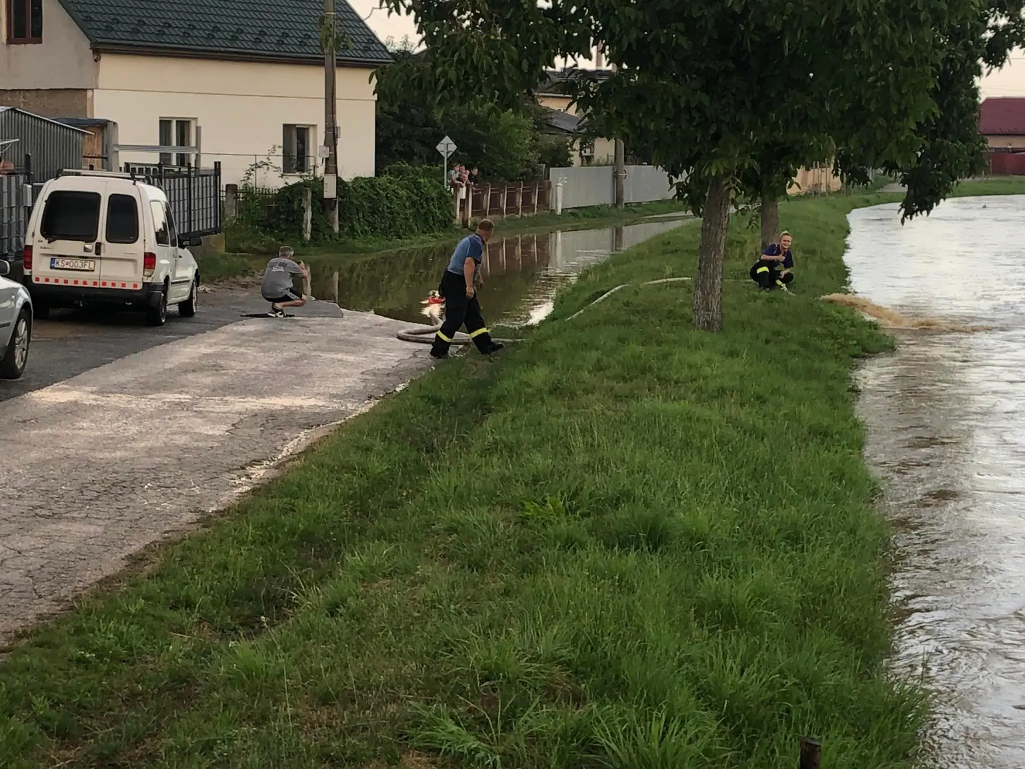 Pre stúpajúcu vodu potoka v obci stavali protipovodňové bariéry. Zdroj: Lukáš Macák