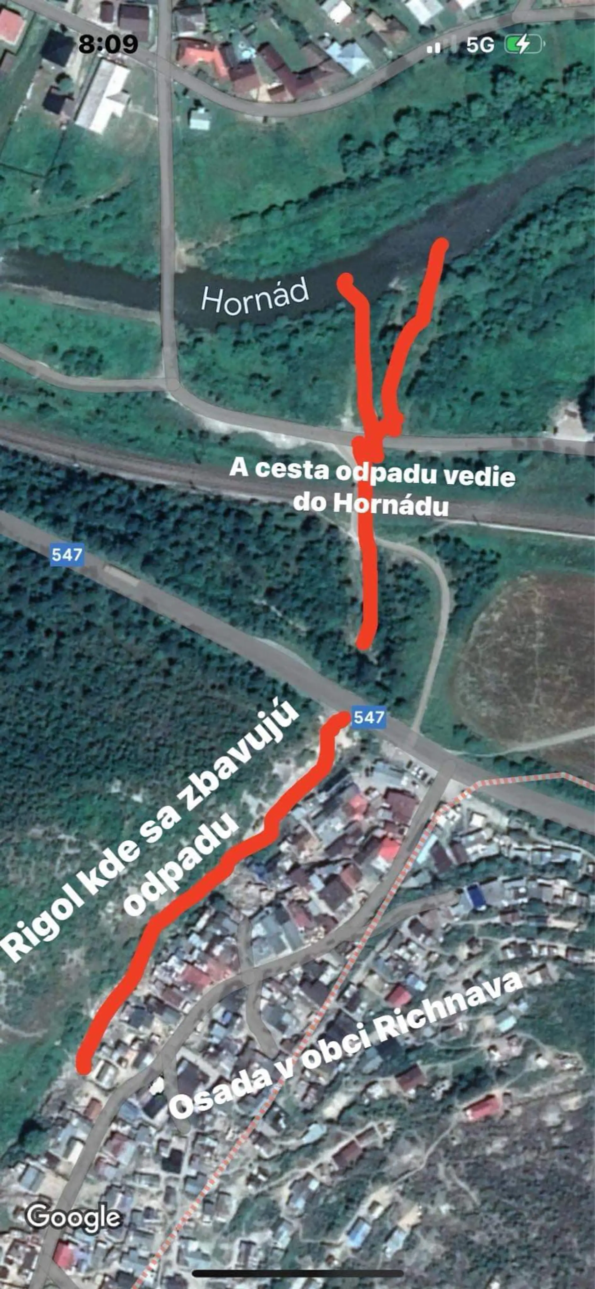 Odpad zo skládky berie dažďová voda.