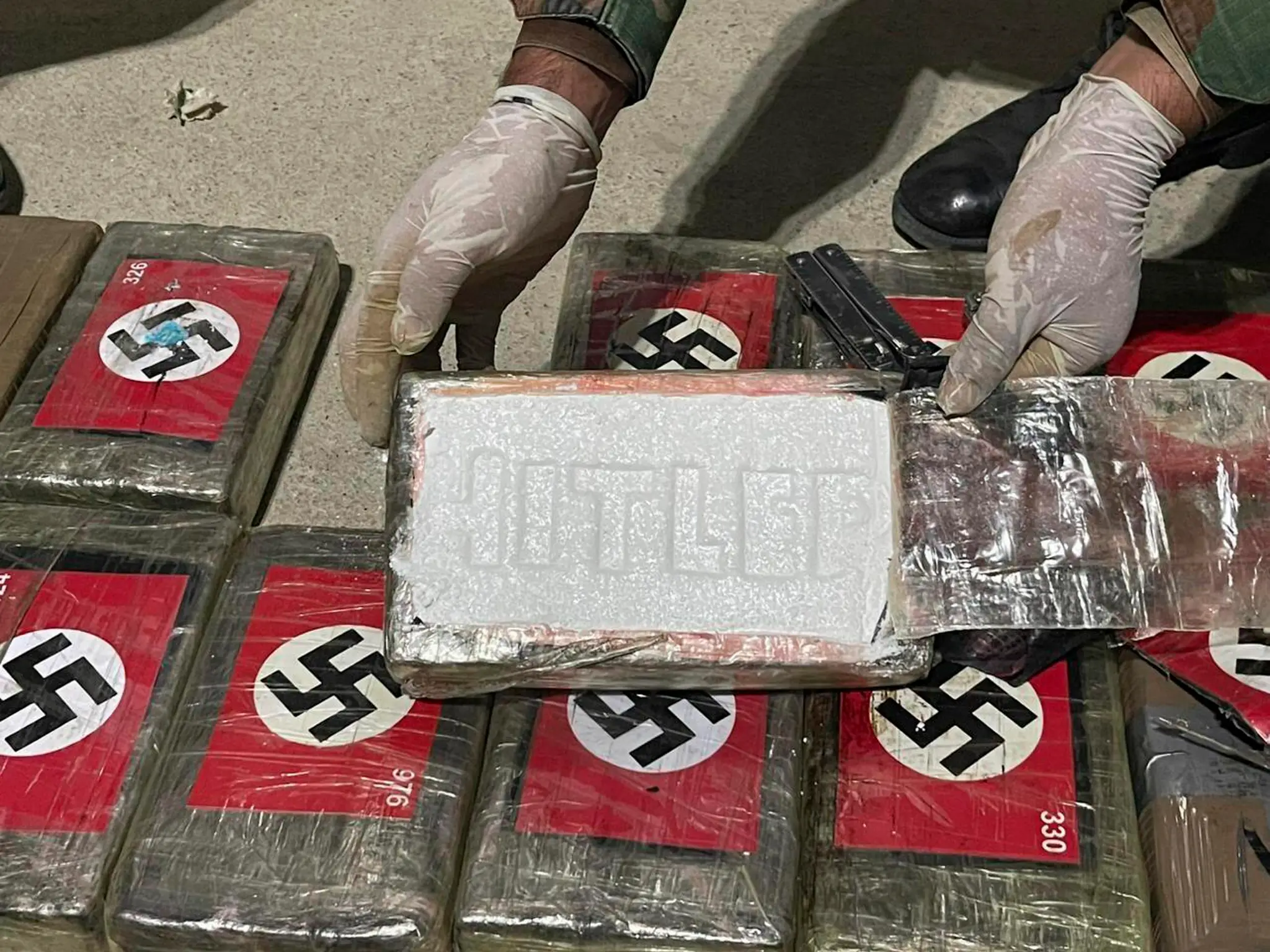 Drogy balené v obaloch s vlajkou nacistického Nemecka a menom Hitler