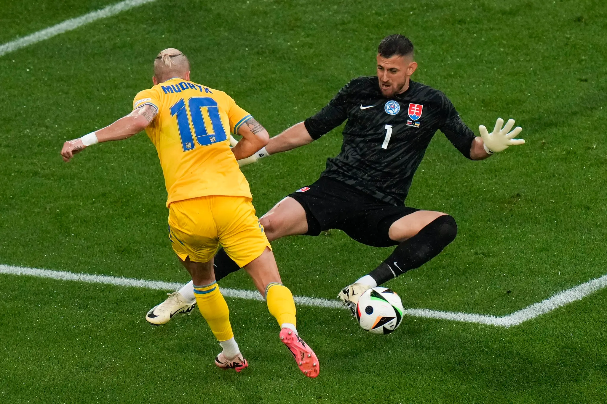 Martin Dúbravka zasahuje v zápase proti Ukrajine