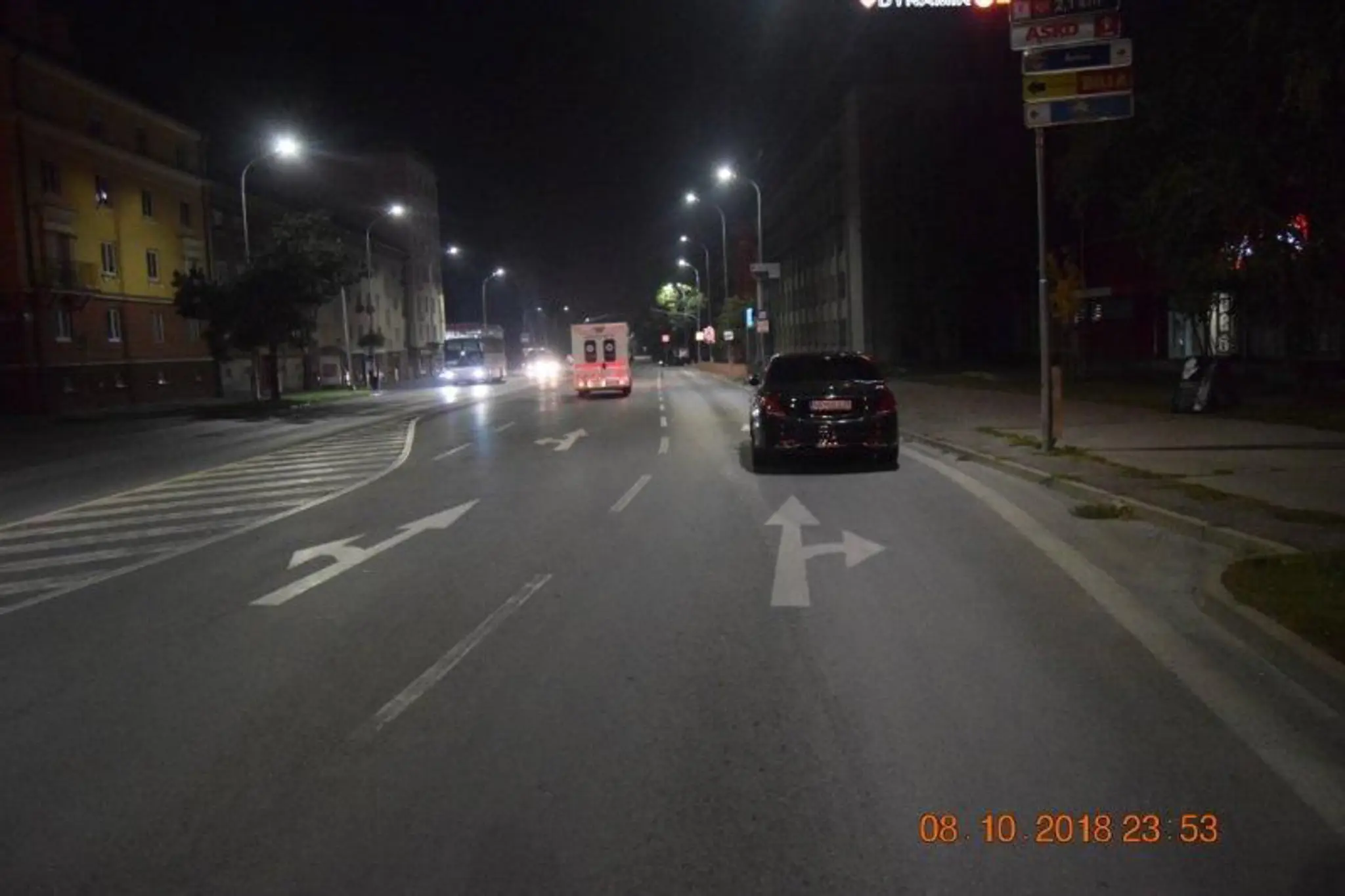 Mercedes S350 na križovatke ulíc Štúrova a Cintorínska v Nitre zrazil chodkyňu.