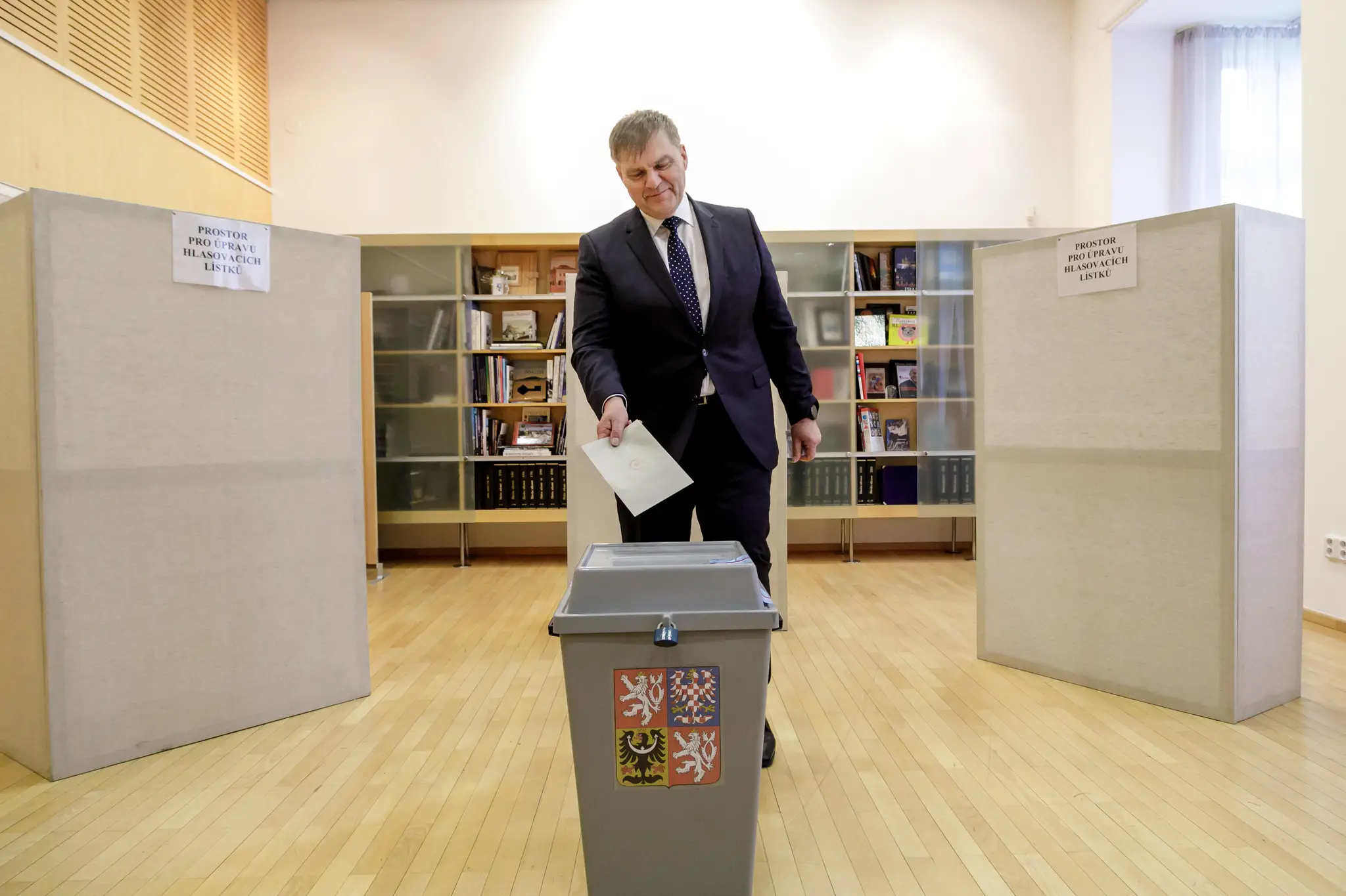 Veľvyslanec Českej republiky v SR Rudolf Jindrák vhadzuje hlasovací lístok do volebnej schránky v priestoroch veľvyslanectva ČR v 2. kole prezidentských volieb Českej republiky v Bratislave