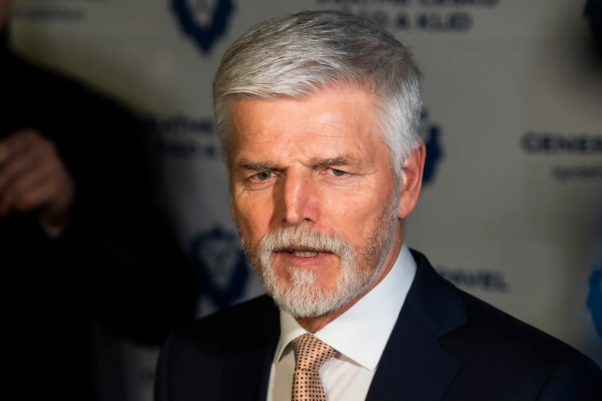 Petr Pavel odpovedá na otázky novinárov pri príchode do svojho volebného štábu v Prahe.