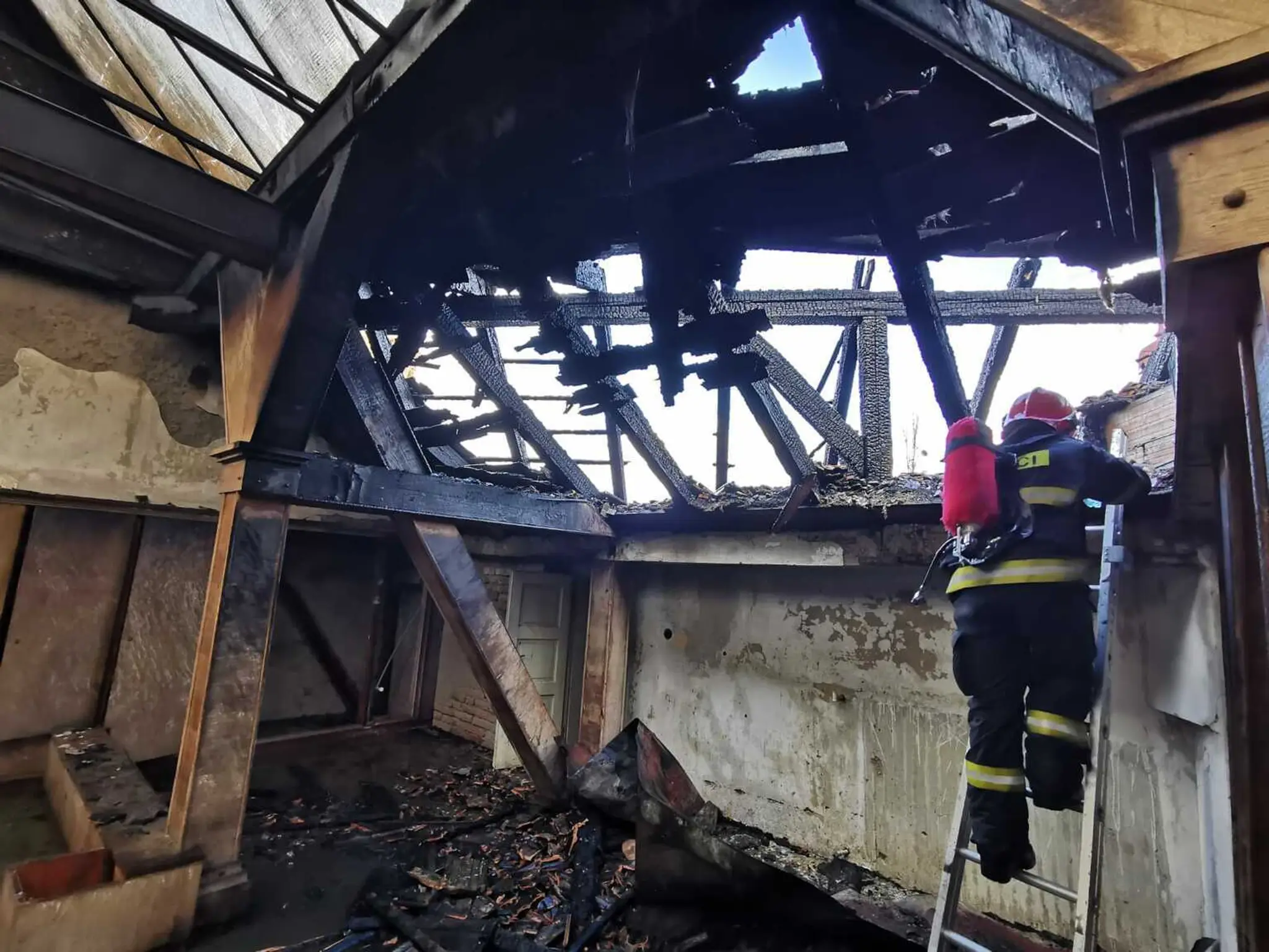 Zhorená drevená konštrukcia strechy na škole na bratislavských Palisádach.