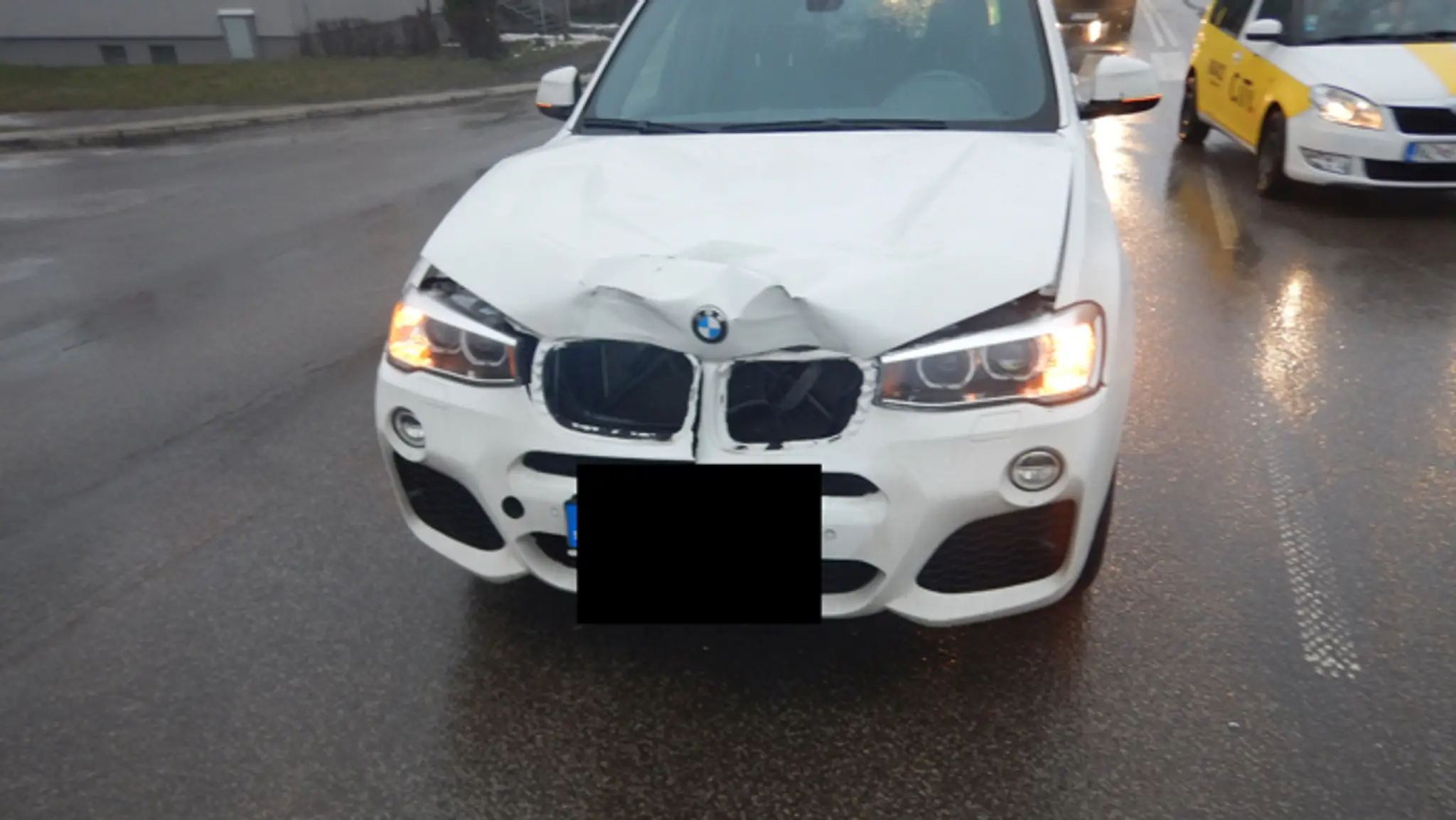 V Komárne pred Vážskym mostom zrazil vodič (80) dve chodkyne.