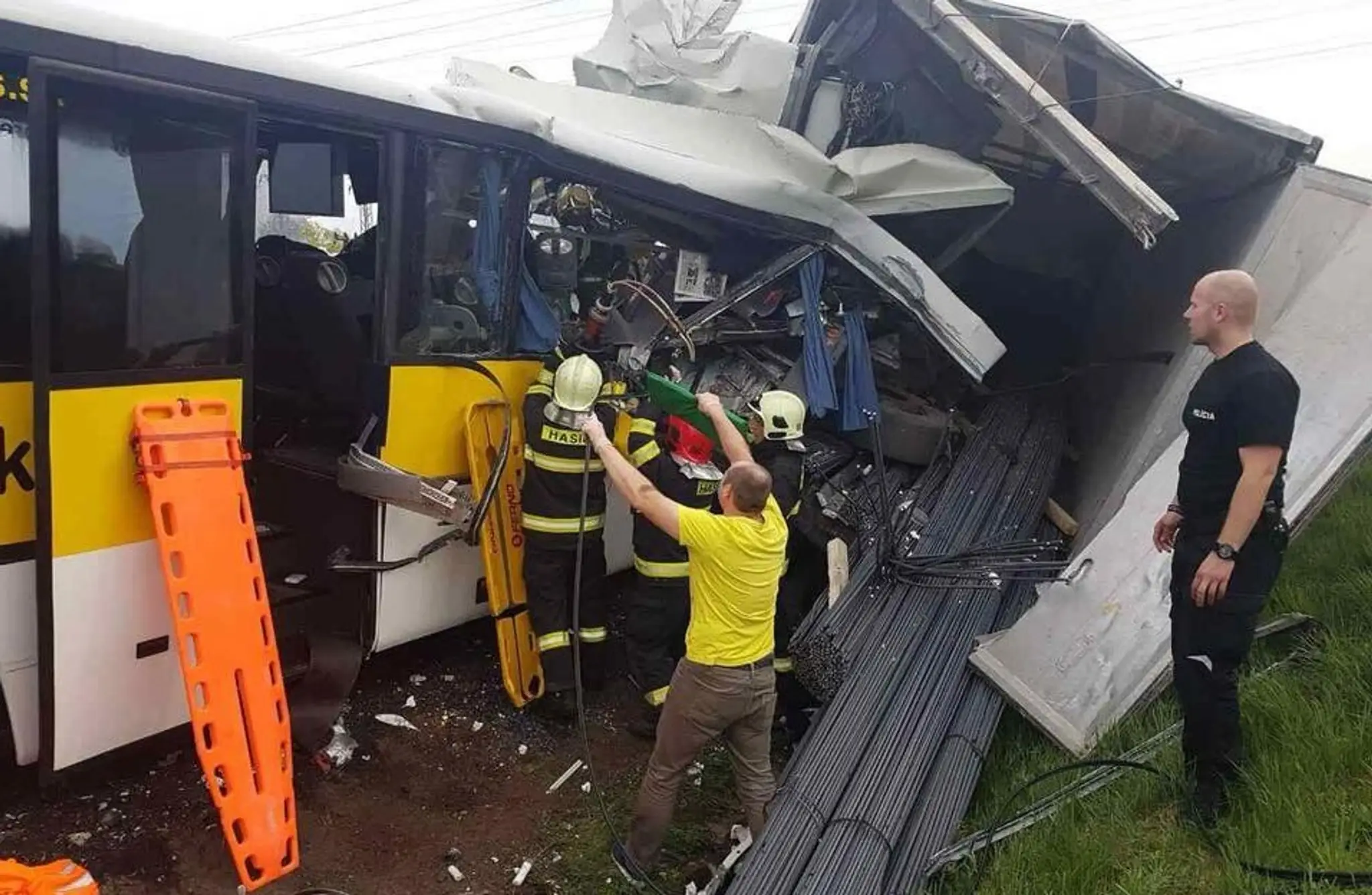 Nehoda autobusu a kamióna na R1