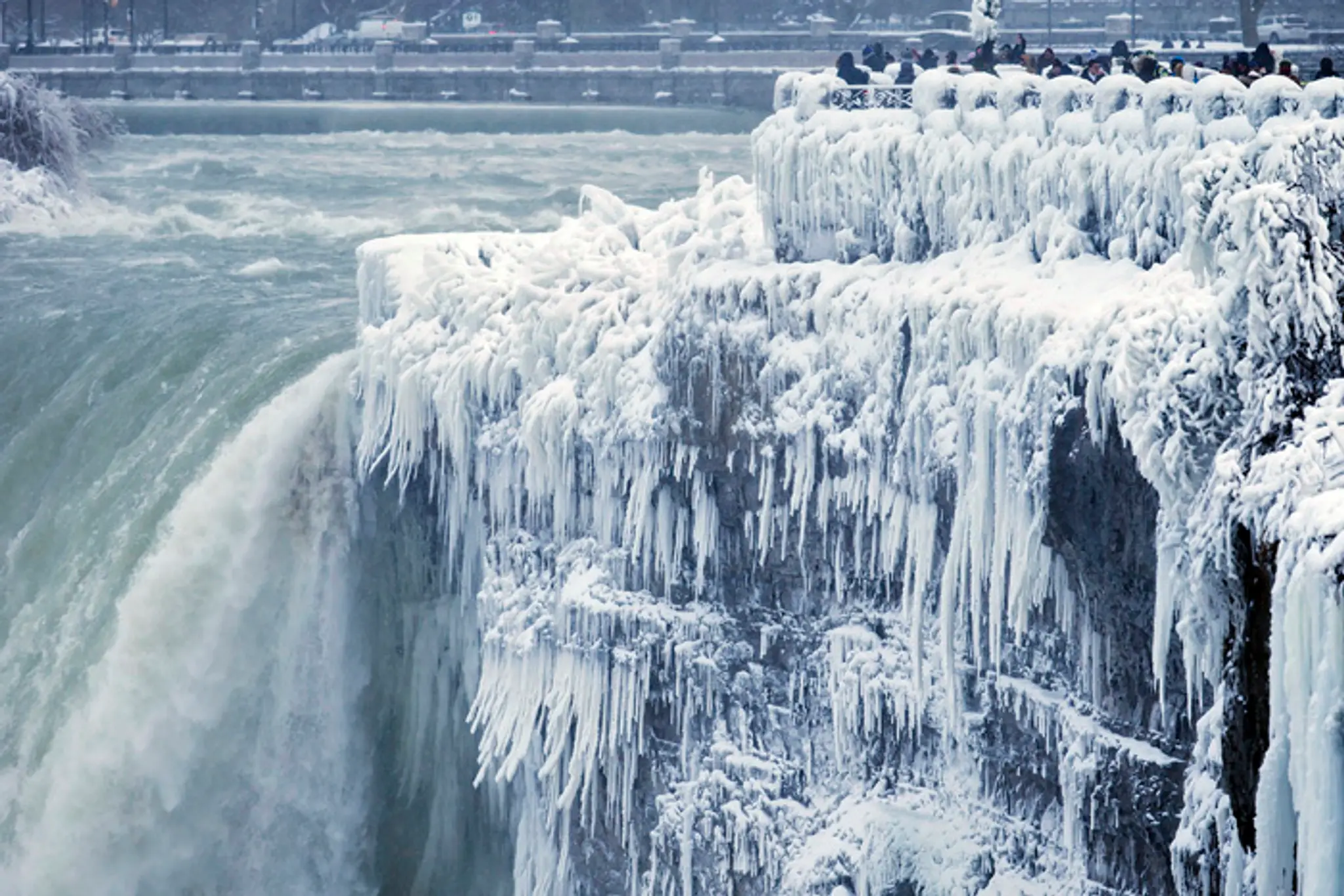 Zamrznuté Niagarské vodopády.