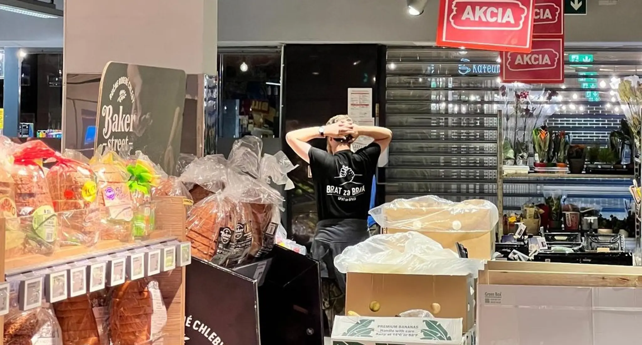 Muž v tričku Brat za brata.